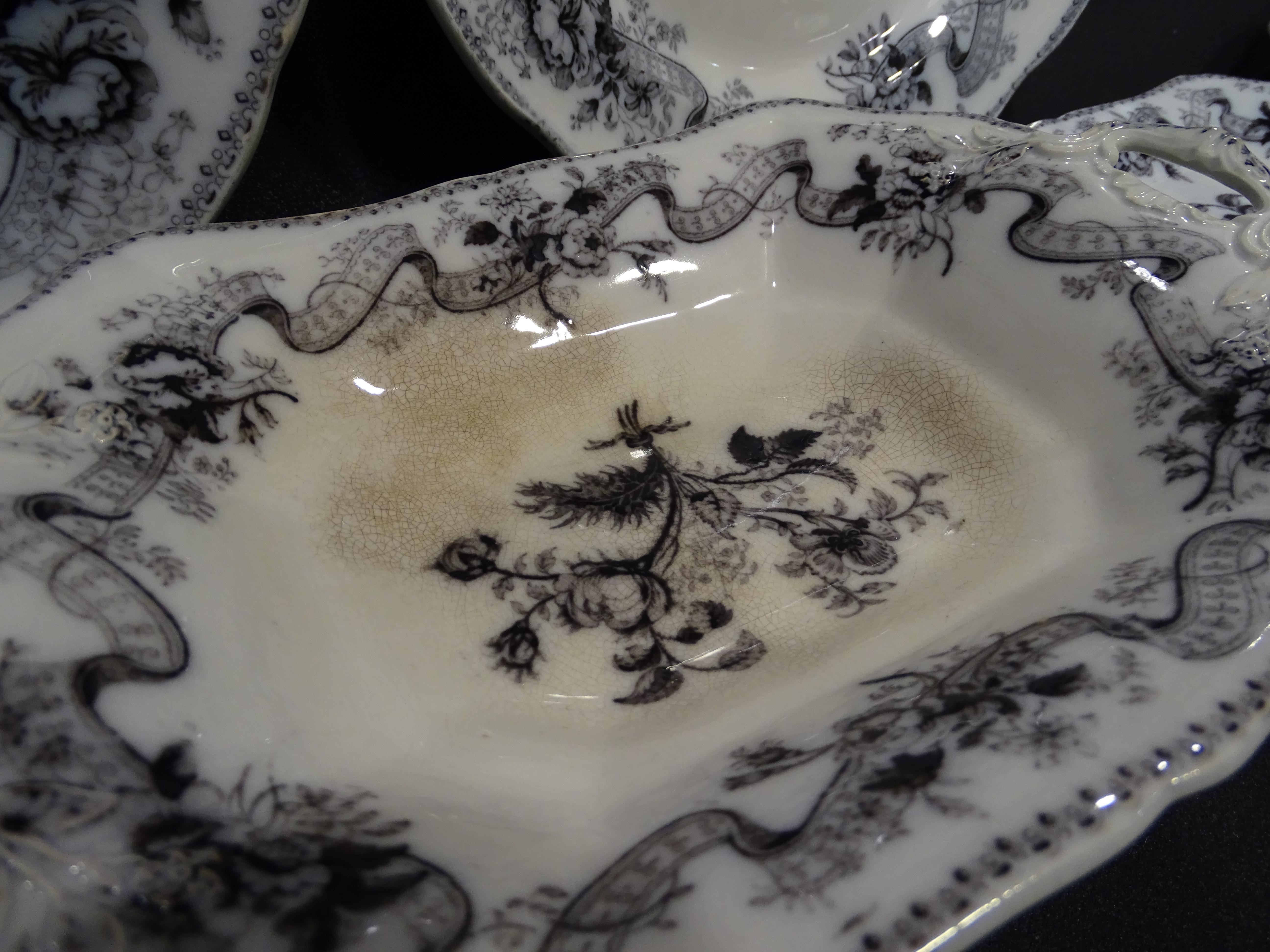 Amazing and refined tableware, Wedgwood, England, 19 th century, manufacture Josiah Wedgwood ( 1795-1815, 1878until now)
The tableware is handpainted with flowers ( Rose) and bows in an exquisite palette of grays , blacks and whites.
His name is 