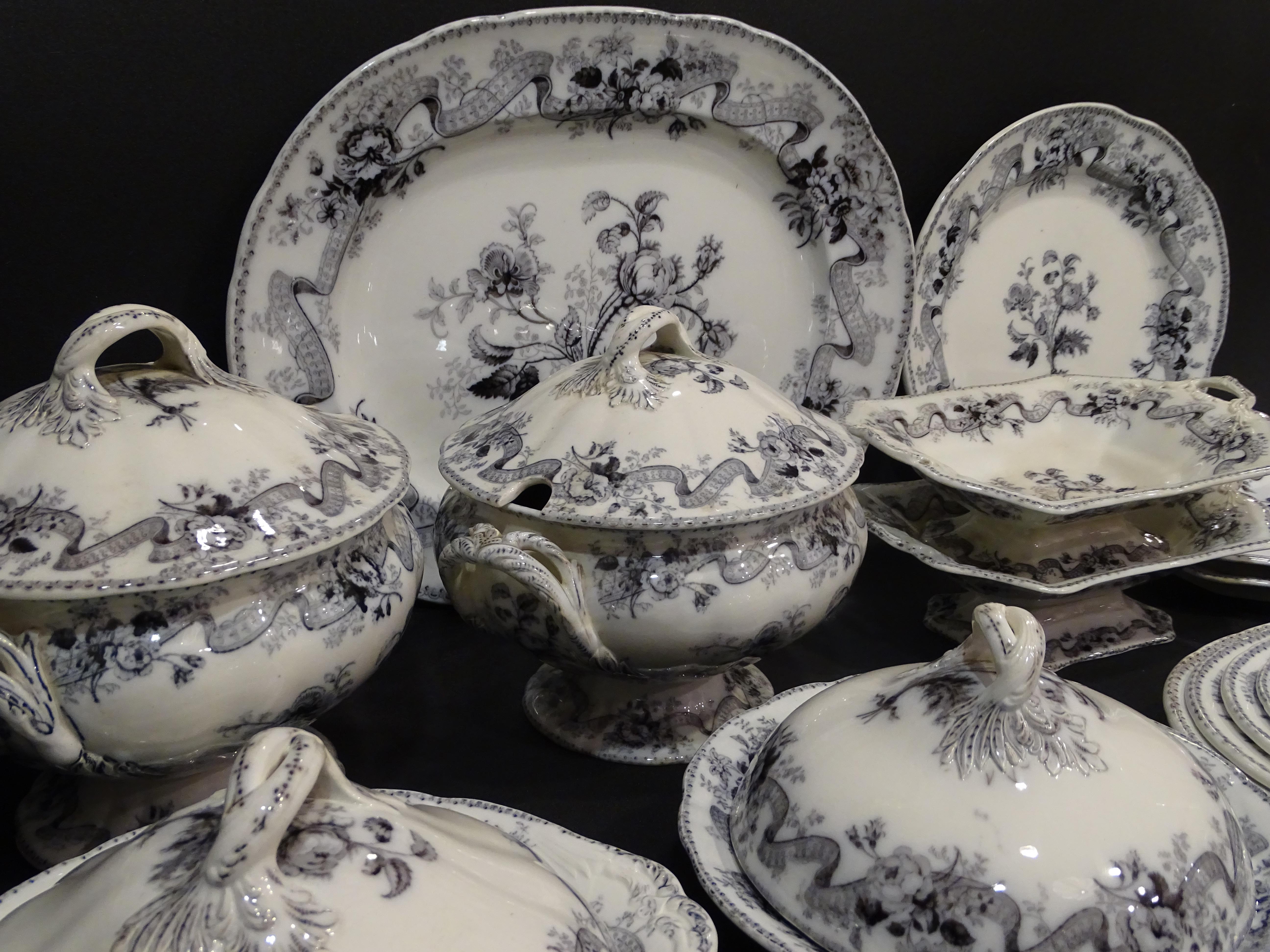 19th Wedgwood Black and White Porcelain English, Flowers and Bows In Good Condition In Valladolid, ES