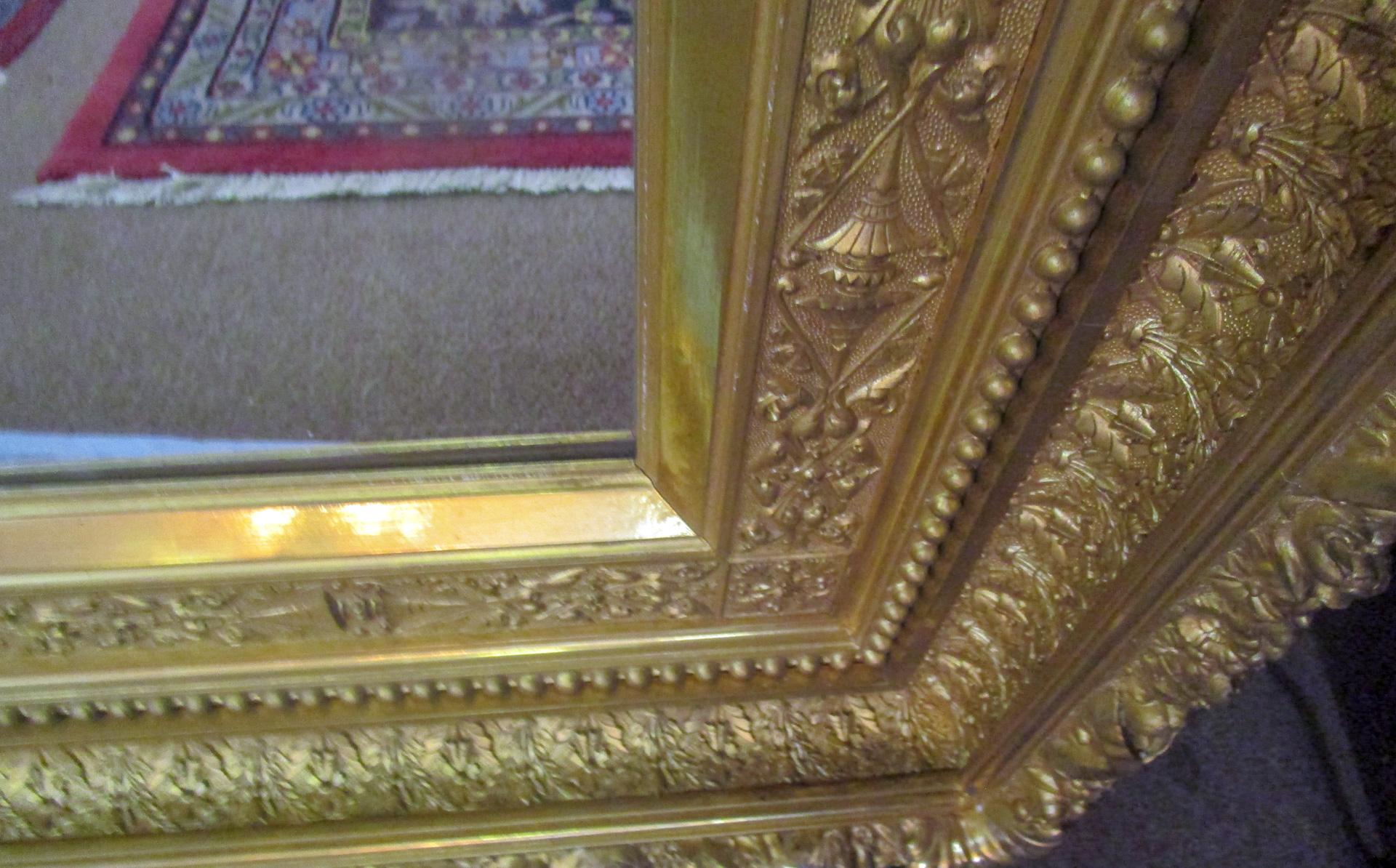 Miroir de cheminée du mouvement esthétique américain du XIXe siècle aux proportions exceptionnelles. Les détails sont magnifiques, avec des couches tridimensionnelles de motifs complexes de vignes, de fleurs en cloche, de feuilles et de perles.