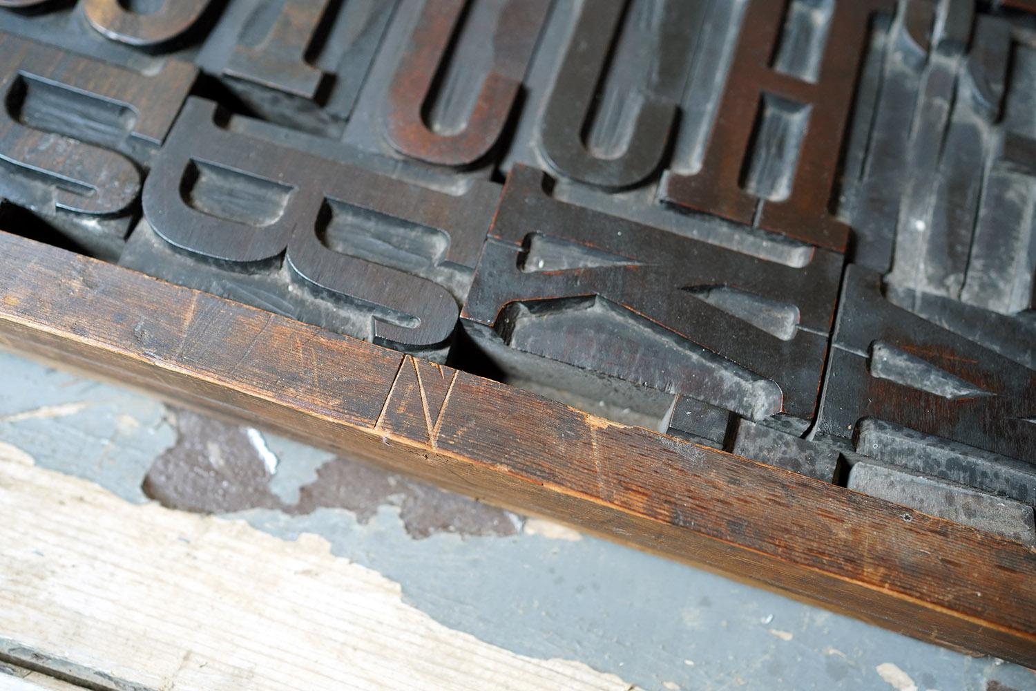 19thC Alphabet Tray of Wooden Letterpress Printing Blocks c.1895 For Sale 5