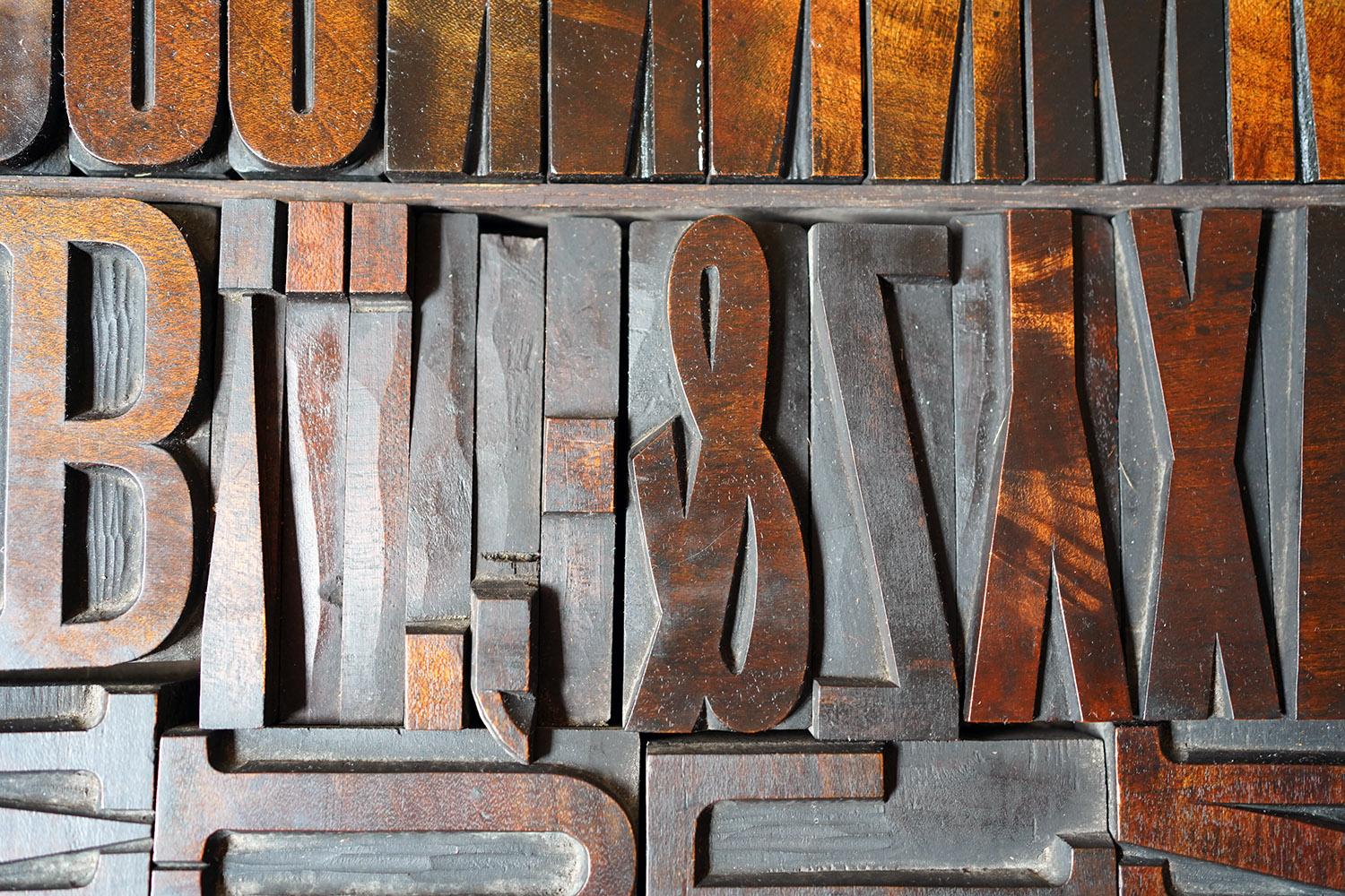 19thC Alphabet Tray of Wooden Letterpress Printing Blocks c.1895 For Sale 7