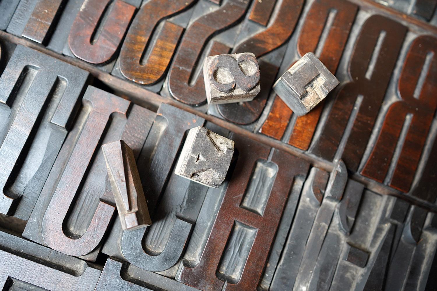 19thC Alphabet Tray of Wooden Letterpress Printing Blocks c.1895 For Sale 8