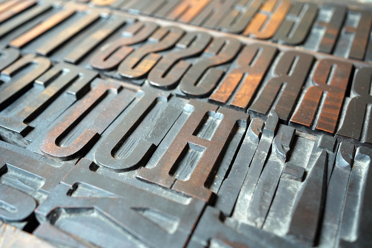 19thC Alphabet Tray of Wooden Letterpress Printing Blocks c.1895 For Sale 9