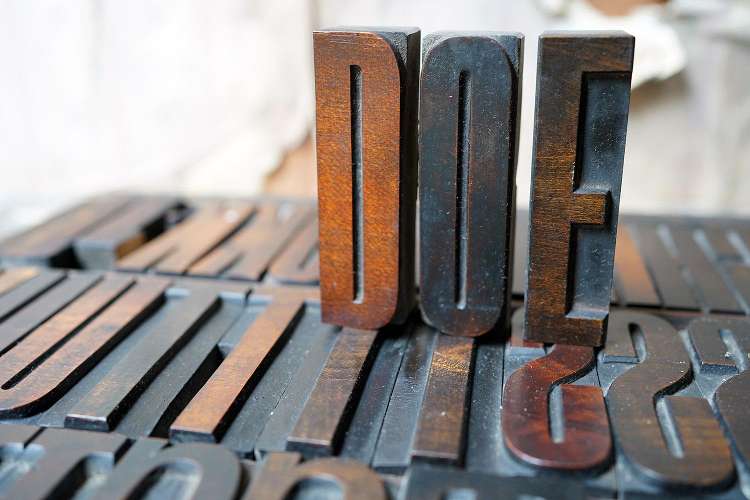 19thC Alphabet Tray of Wooden Letterpress Printing Blocks c.1895 For Sale 10