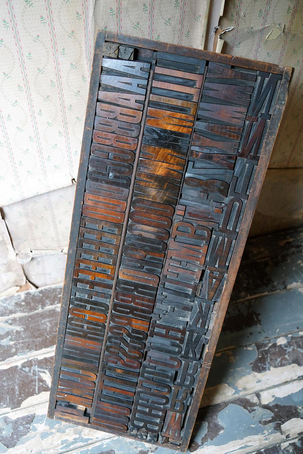 19thC Alphabet Tray of Wooden Letterpress Printing Blocks c.1895 For Sale 12