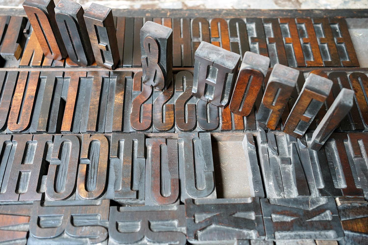 Late Victorian 19thC Alphabet Tray of Wooden Letterpress Printing Blocks c.1895 For Sale