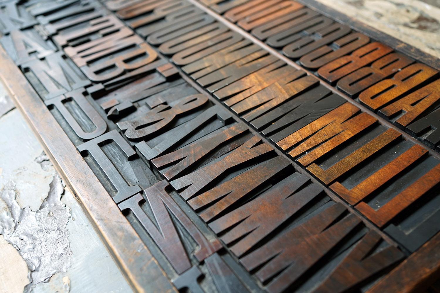 19thC Alphabet Tray of Wooden Letterpress Printing Blocks c.1895 In Good Condition For Sale In Bedford, Bedfordshire