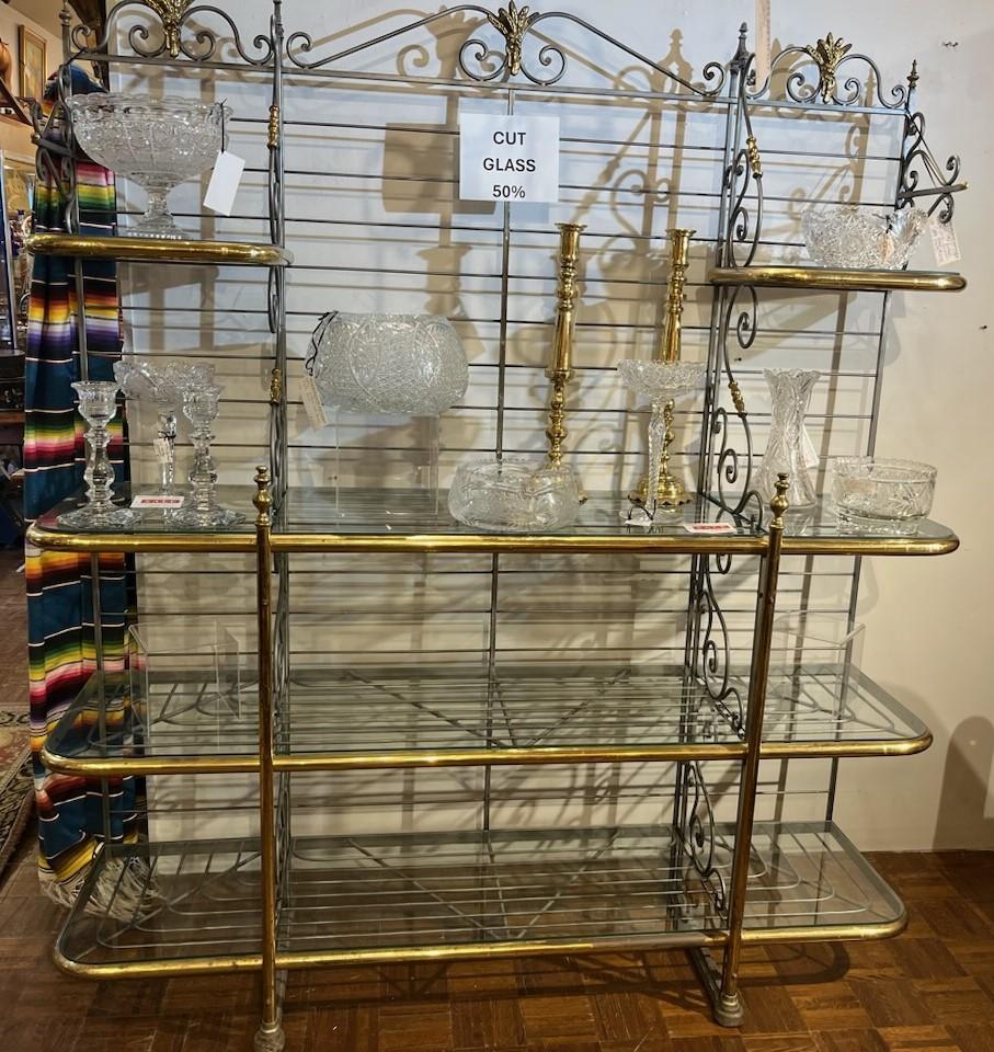 Cette belle et très grande étagère de boulangerie de style français est en très bon état. Ce rack est en très bon état. Il s'agit de la plus grande grille de boulangerie.  / Il est tellement plus vibrant et fin dans la réalité. Le fer et le laiton