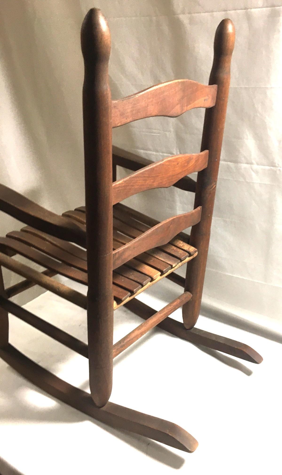 Sedia a dondolo per bambini in Oak americano del XIX secolo in vendita 4