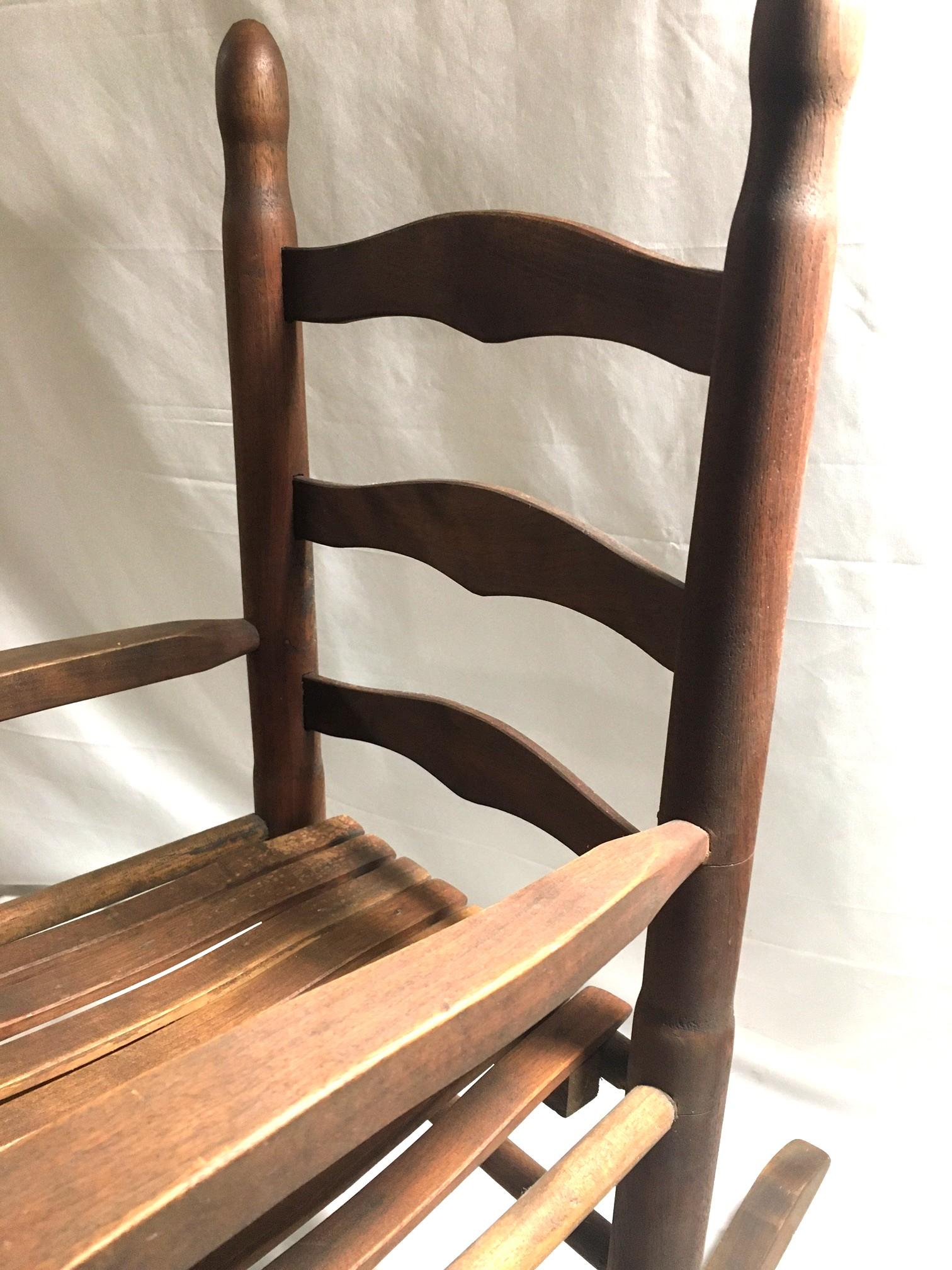 Arte popolare Sedia a dondolo per bambini in Oak americano del XIX secolo in vendita