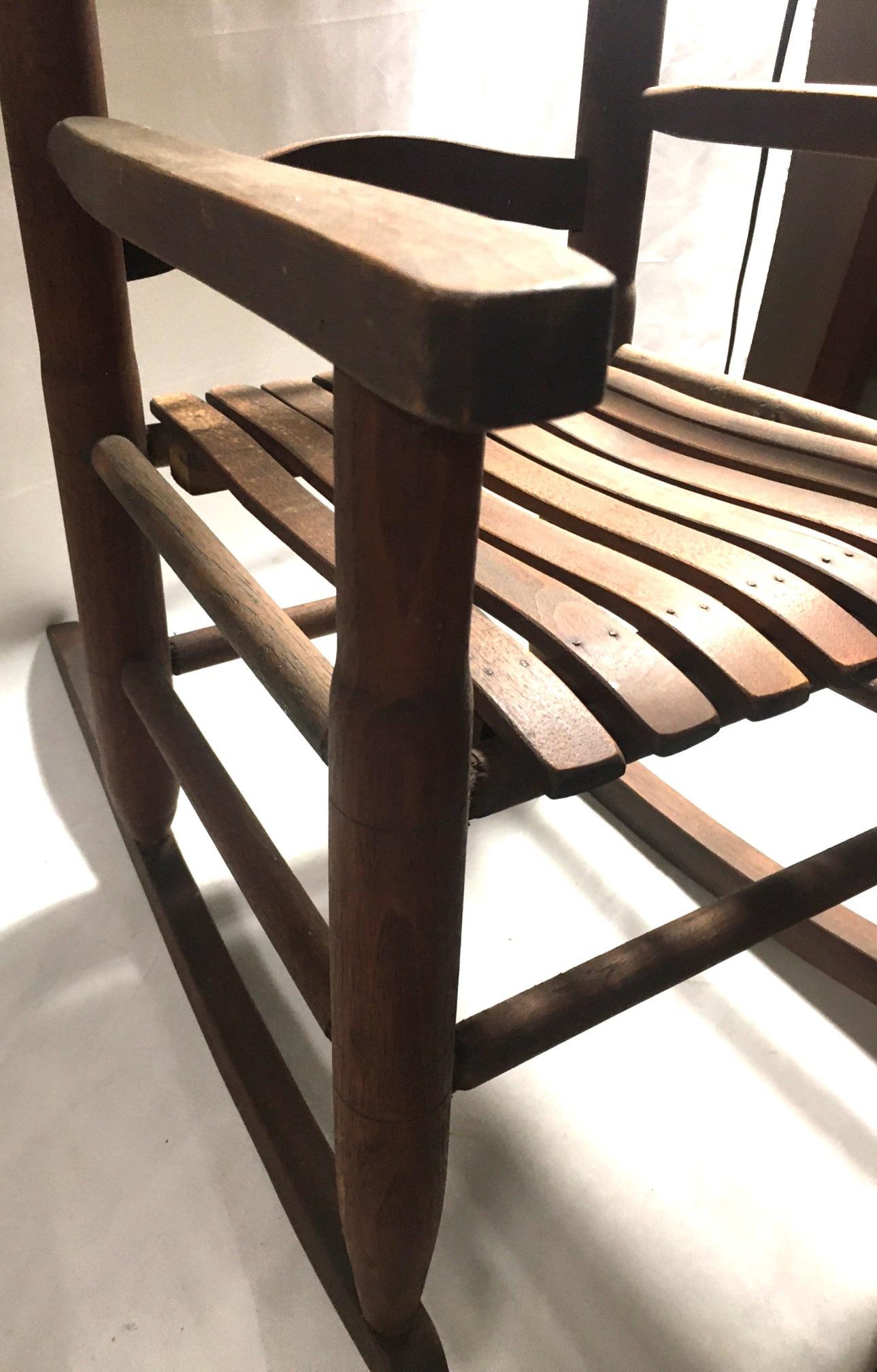 Sedia a dondolo per bambini in Oak americano del XIX secolo In condizioni buone in vendita a Savannah, GA