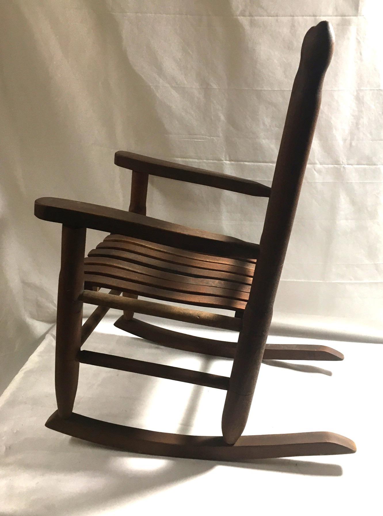 Sedia a dondolo per bambini in Oak americano del XIX secolo in vendita 3