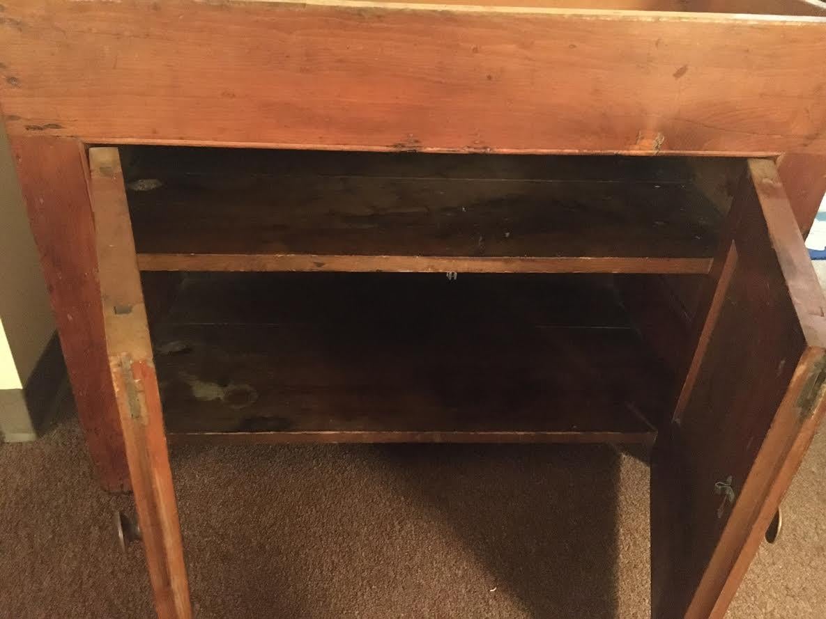Questo lavello a secco del XIX secolo è in condizioni robuste e originali, presenta una bella patina antica e primitiva ed è realizzato a mano in pino duro. Questi tavoli possono essere utilizzati come bar o come grandi tavolini.