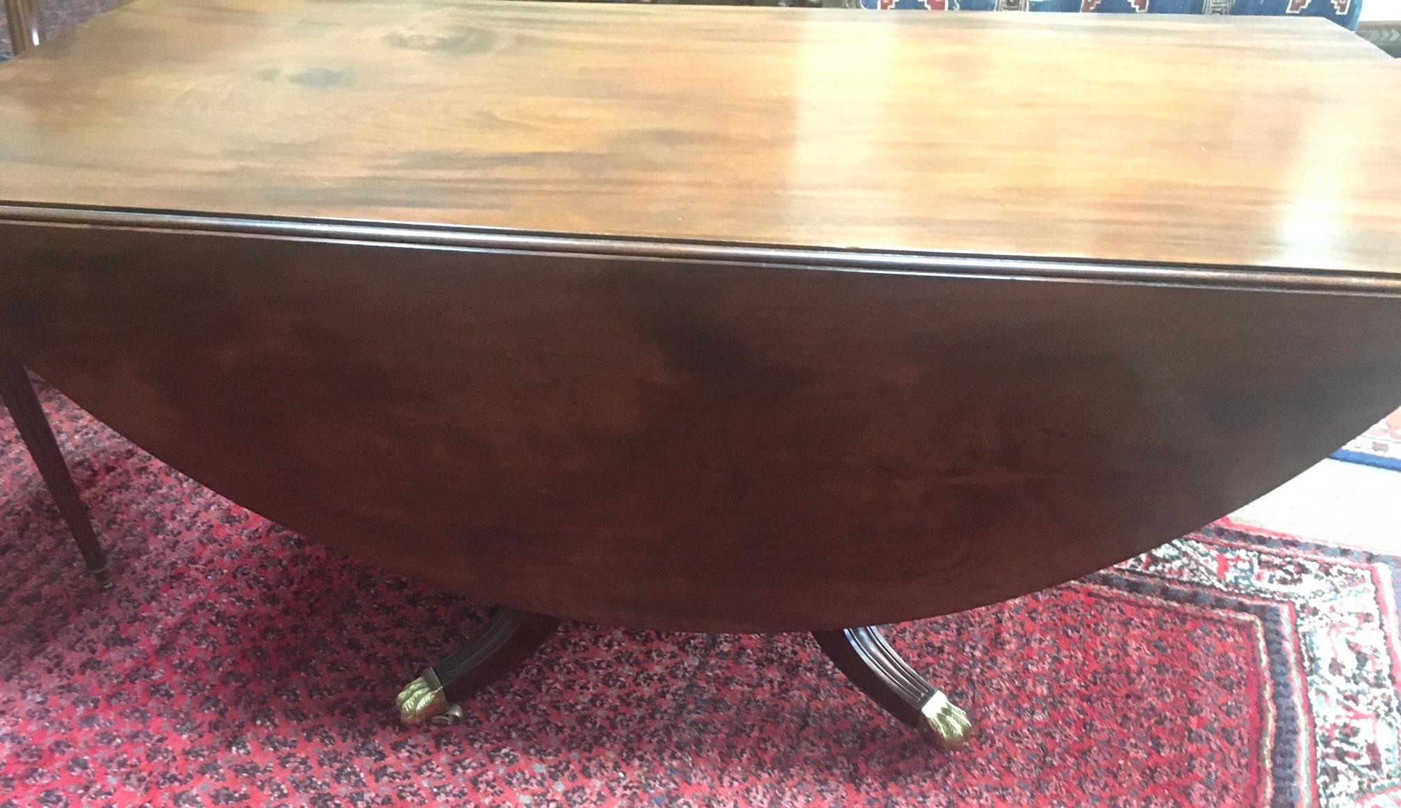 Mesa de Comedor Redonda de Caoba de Hoja Caída Estilo Sheraton Americano del S. XIX en venta 3