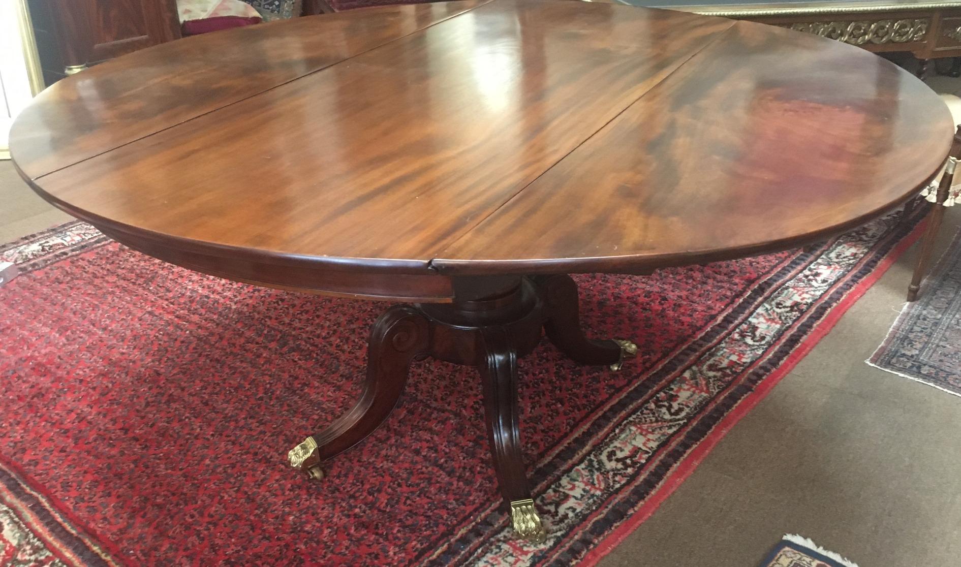 Mesa de Comedor Redonda de Caoba de Hoja Caída Estilo Sheraton Americano del S. XIX en venta 4
