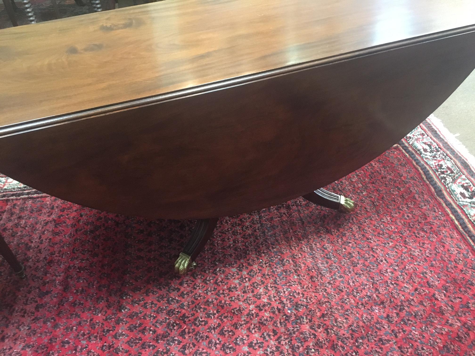 Mesa de Comedor Redonda de Caoba de Hoja Caída Estilo Sheraton Americano del S. XIX clásico estadounidense en venta