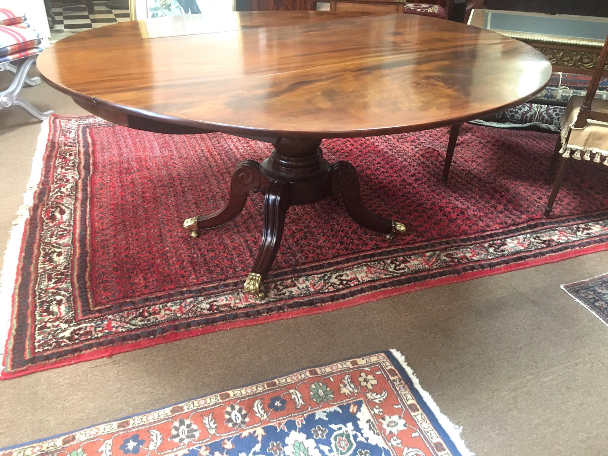 Mesa de Comedor Redonda de Caoba de Hoja Caída Estilo Sheraton Americano del S. XIX Estadounidense en venta