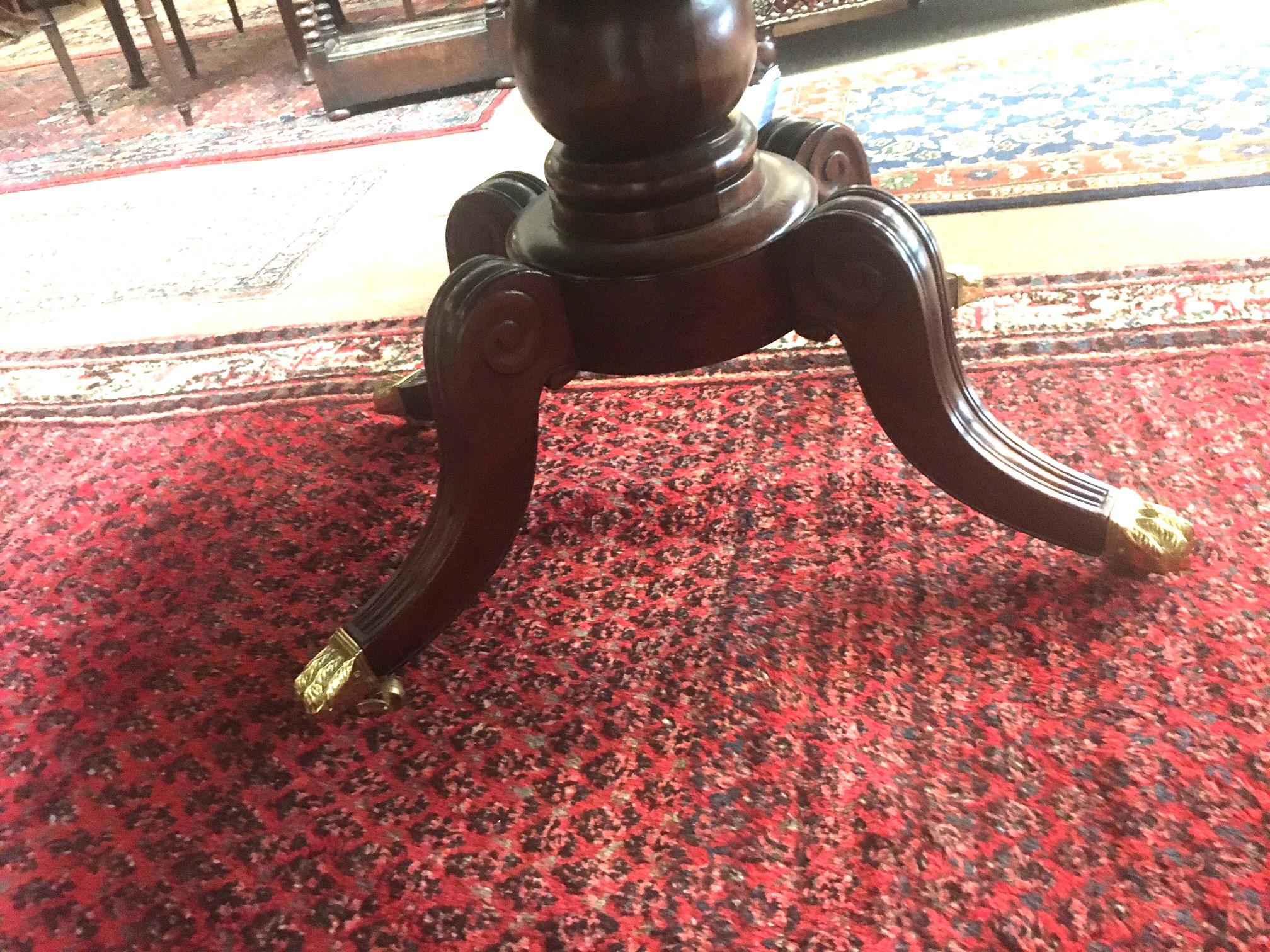Mesa de Comedor Redonda de Caoba de Hoja Caída Estilo Sheraton Americano del S. XIX principios del siglo XIX en venta