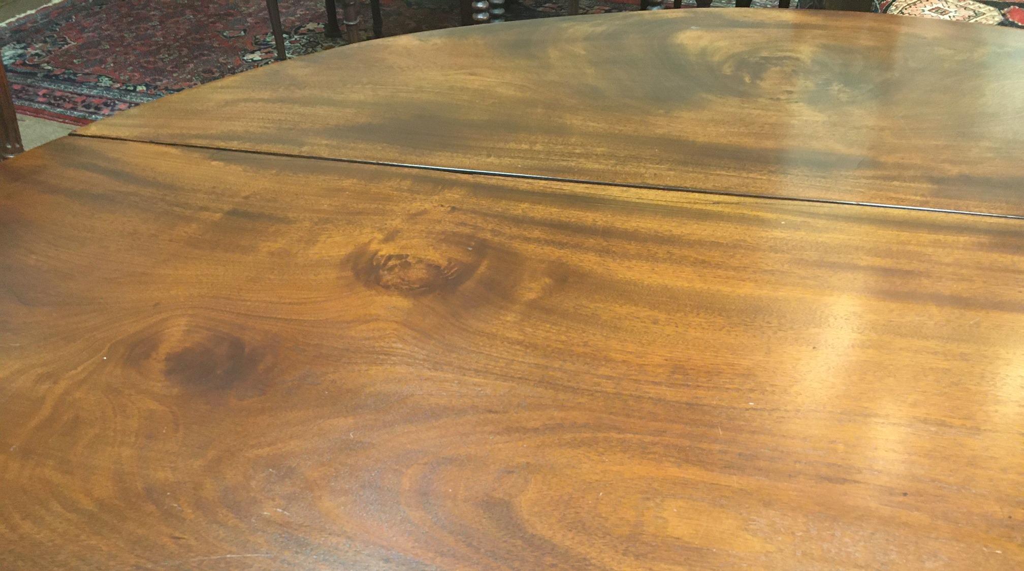 Mesa de Comedor Redonda de Caoba de Hoja Caída Estilo Sheraton Americano del S. XIX Latón en venta