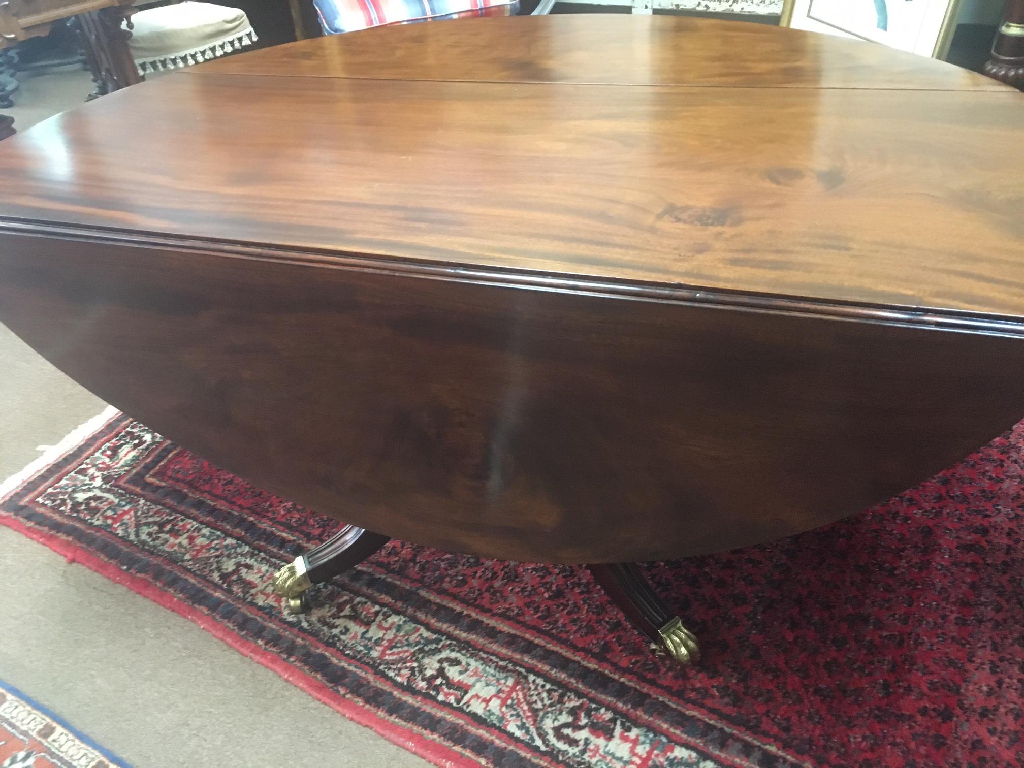 Mesa de Comedor Redonda de Caoba de Hoja Caída Estilo Sheraton Americano del S. XIX en venta 1