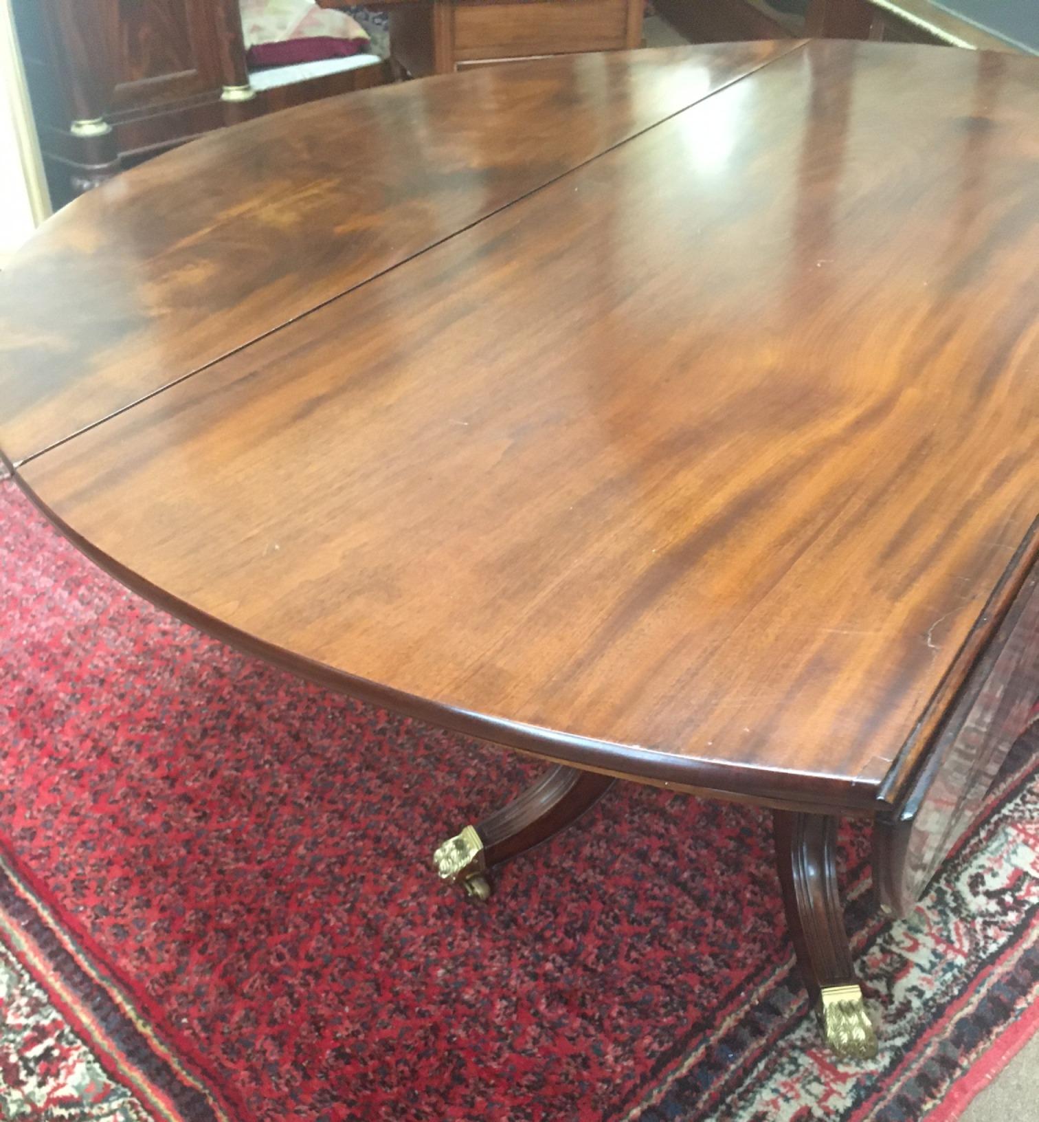 Mesa de Comedor Redonda de Caoba de Hoja Caída Estilo Sheraton Americano del S. XIX en venta 2