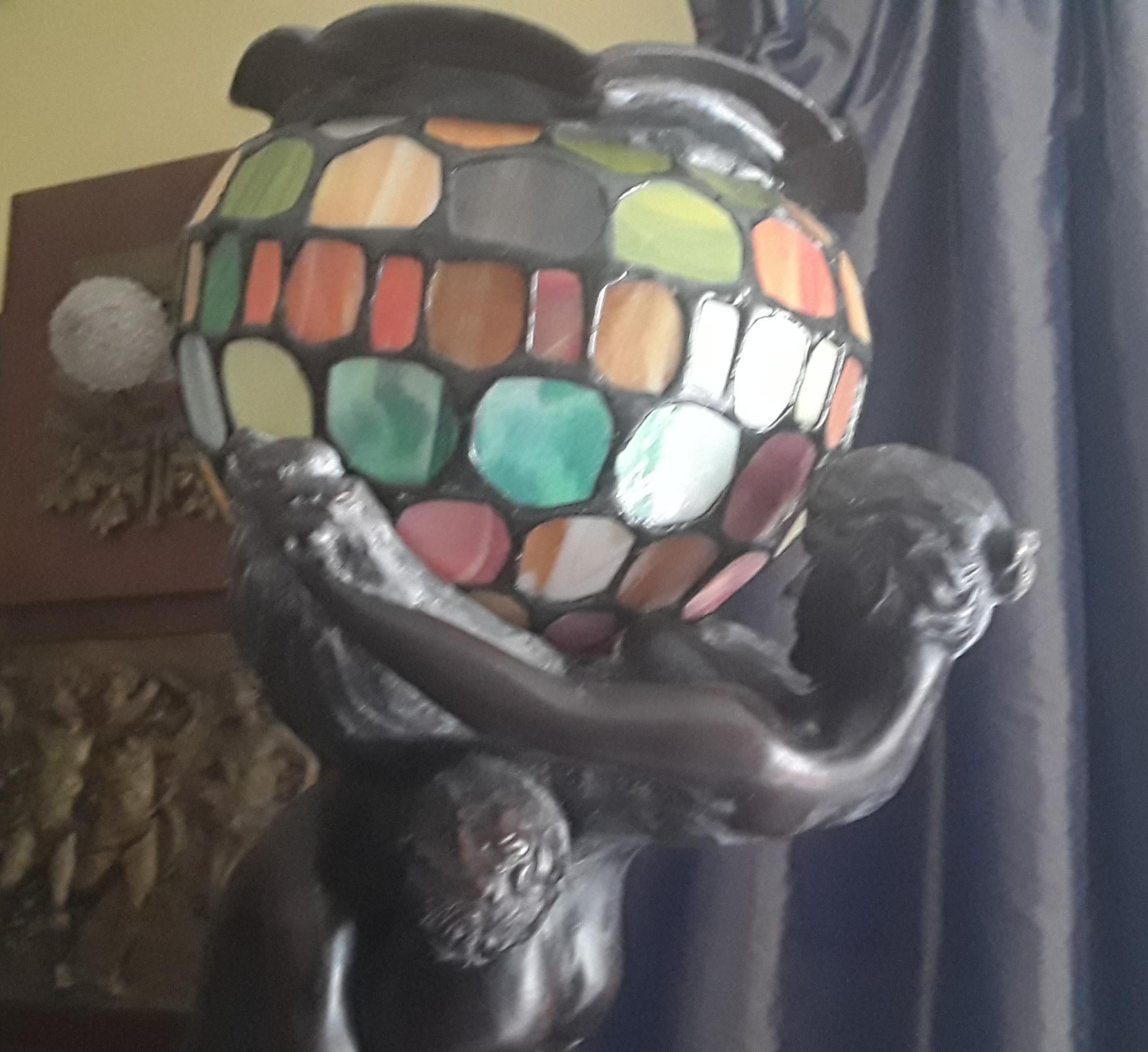 Sculpture originale en bronze Art Nouveau signée Gustav Gurschner avec abat-jour en verre d'art. Grande lampe. S'illumine magnifiquement !