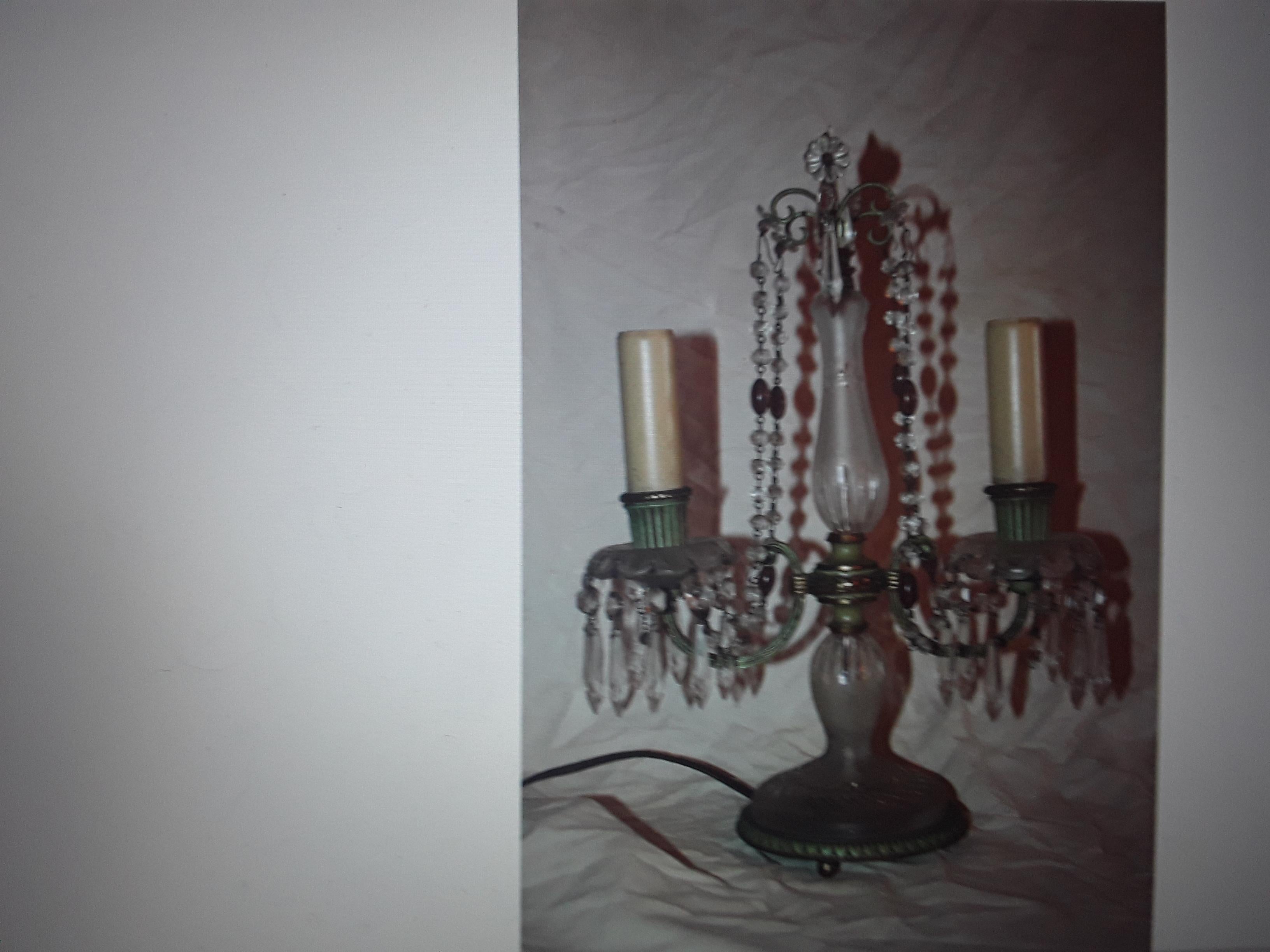 Charmante lampe de table/girandole en verre d'art dépoli et taillé, datant de 1890. Style de A.I.C. Osler. Accents d'améthyste.