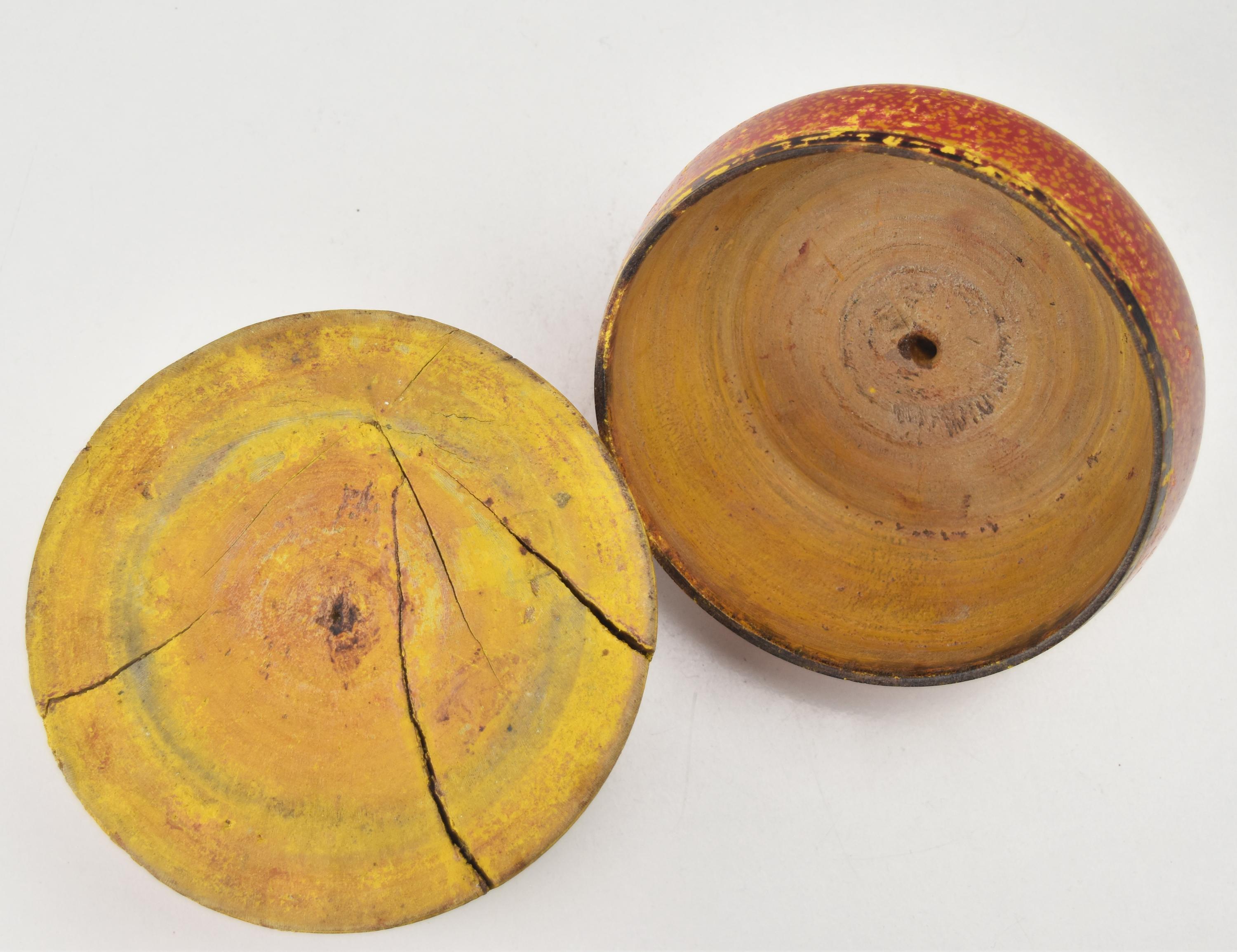 XIXe siècle Boîte à thé artisanale ancienne du 19e siècle en bois tourné sculpté et peint à la main en vente