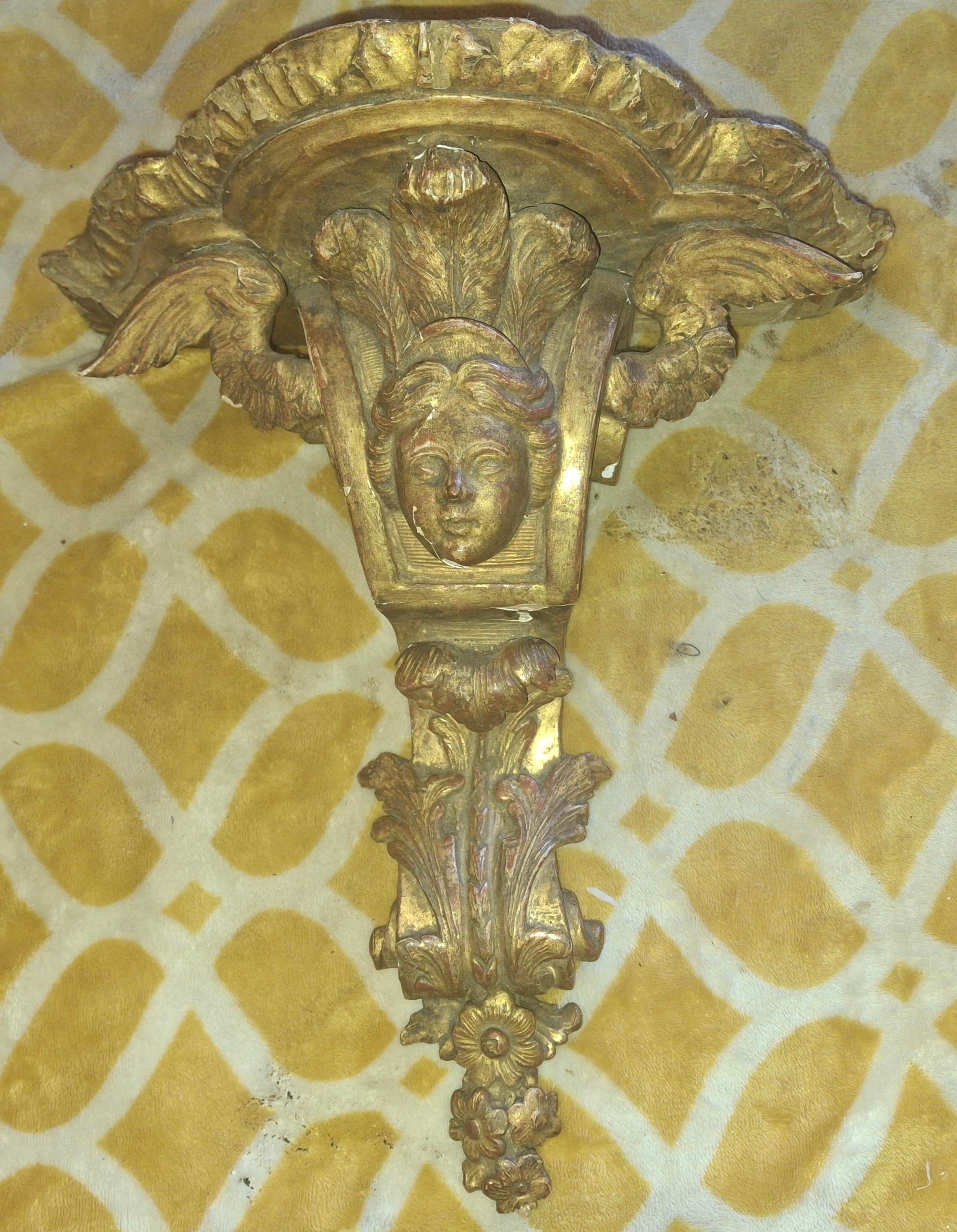 Support mural chérubin Louis XVI LG en bois sculpté et doré du 19ème siècle en vente 4