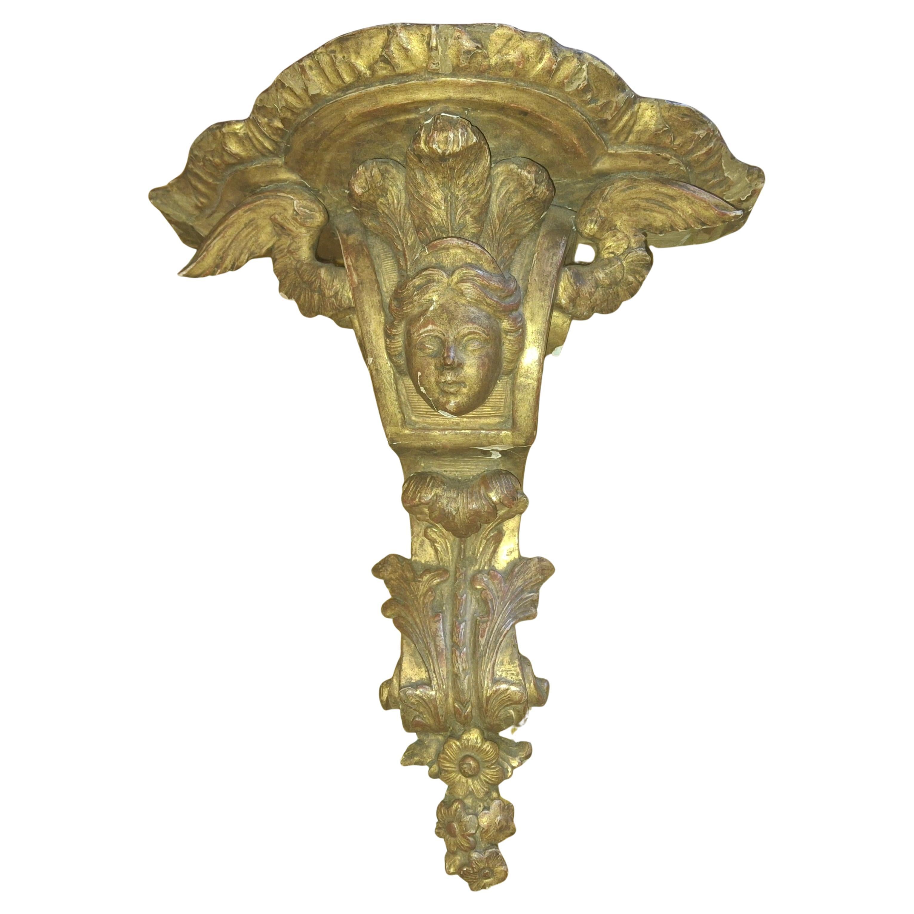 Grand support d'étagère murale en bois sculpté de style Louis XVI du 19ème siècle. Vestiges de dorure. Très beau chérubin avec le détail des ailes. Domaine français.