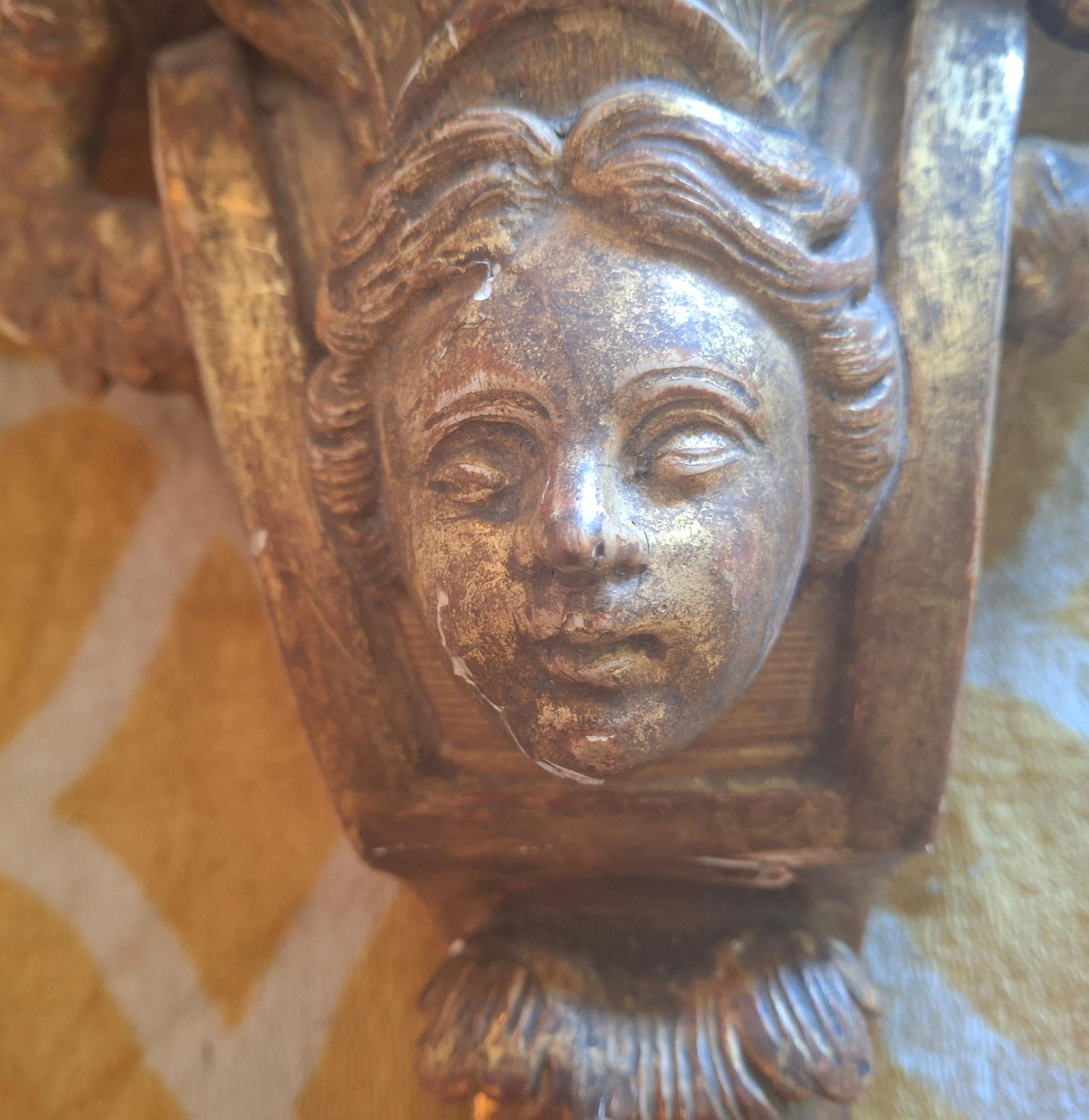 Français Support mural chérubin Louis XVI LG en bois sculpté et doré du 19ème siècle en vente