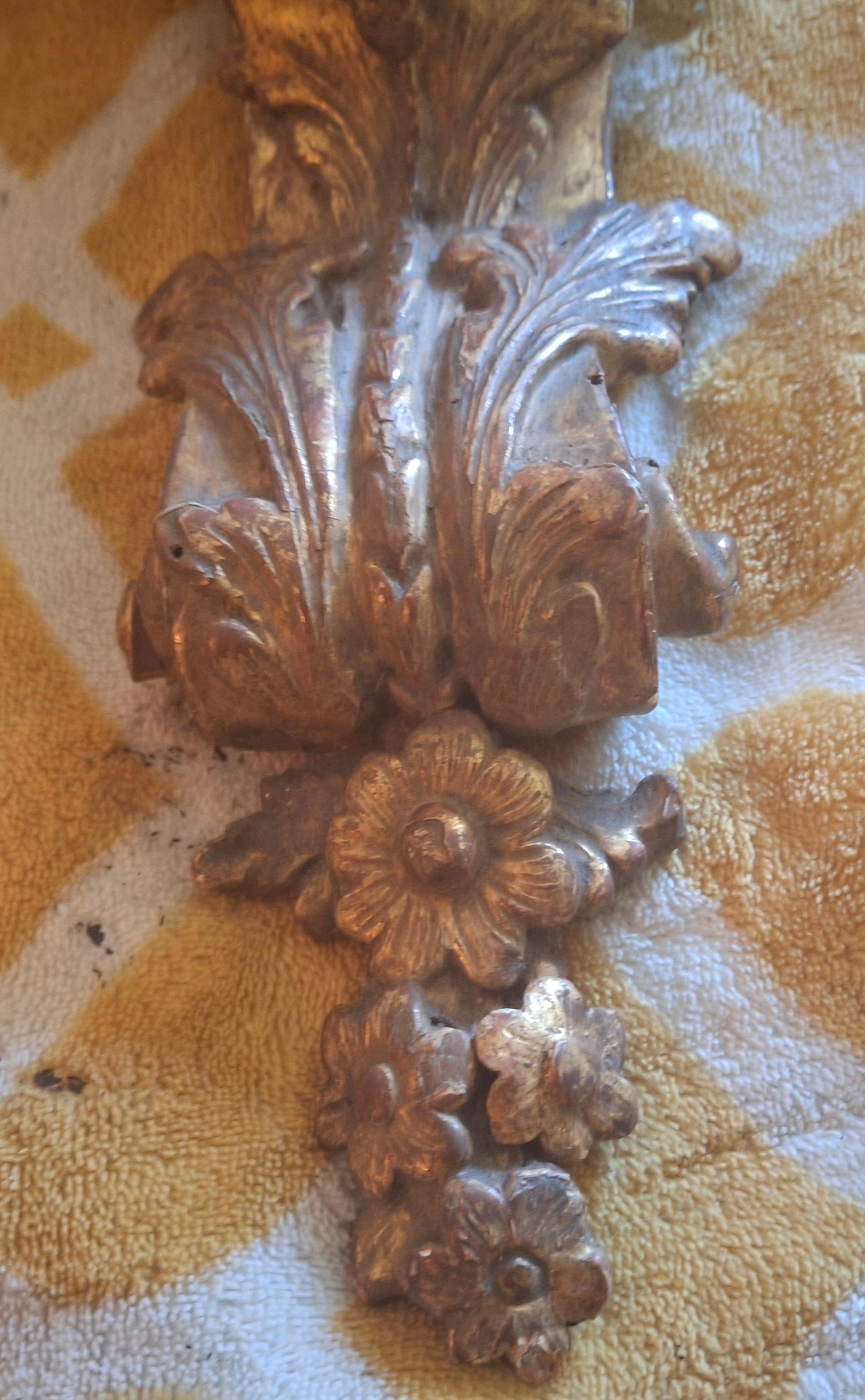 Doré Support mural chérubin Louis XVI LG en bois sculpté et doré du 19ème siècle en vente
