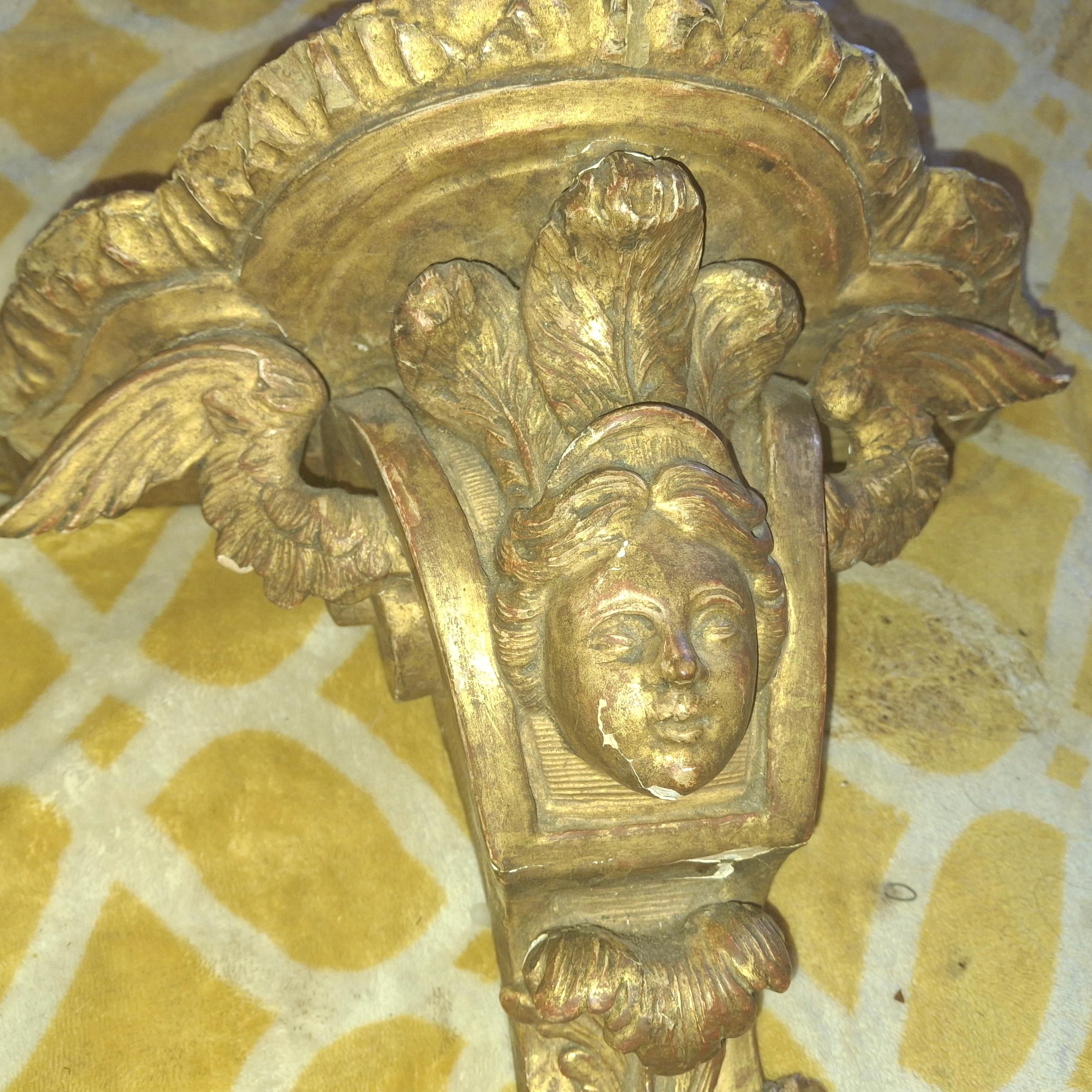 Bois Support mural chérubin Louis XVI LG en bois sculpté et doré du 19ème siècle en vente