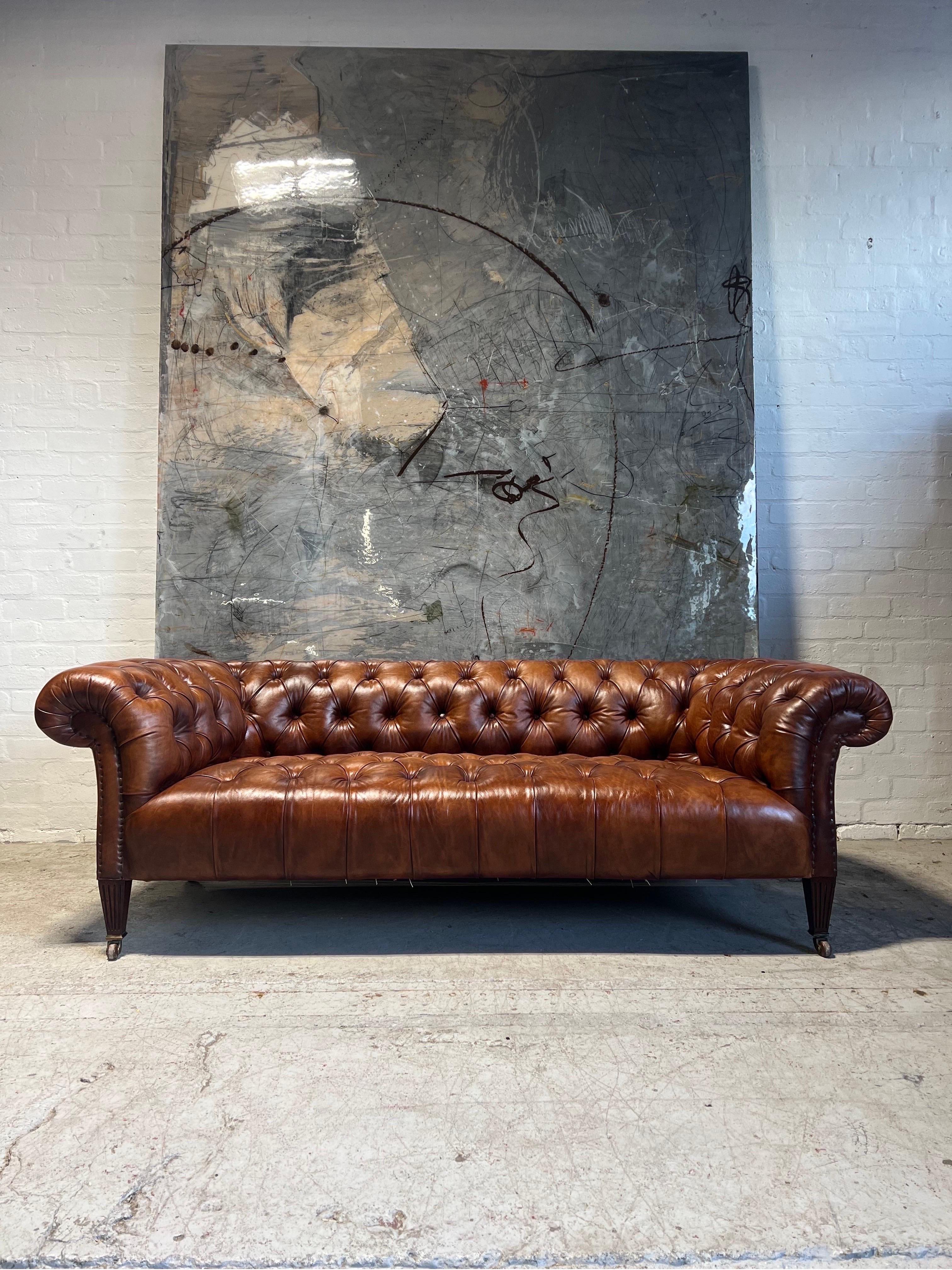 Antikes Hamptons & Sons Chesterfield-Sofa aus handgefärbtem Whiskey-Leder aus dem 19. Jahrhundert im Zustand „Hervorragend“ im Angebot in London, GB