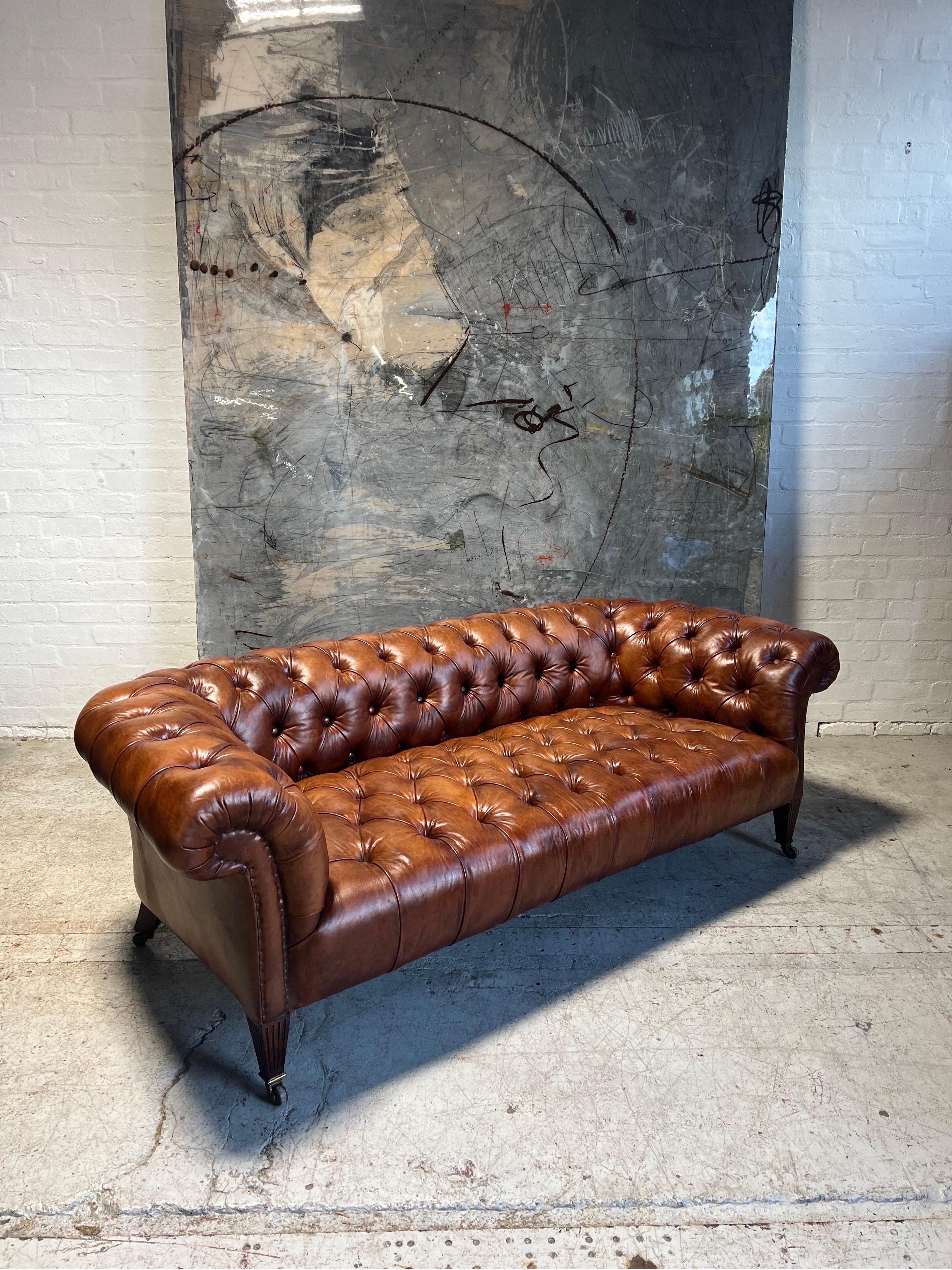 19thC Antique Hamptons & Sons Chesterfield Sofa In Hand Dyed Whiskey Leather In Excellent Condition For Sale In London, GB