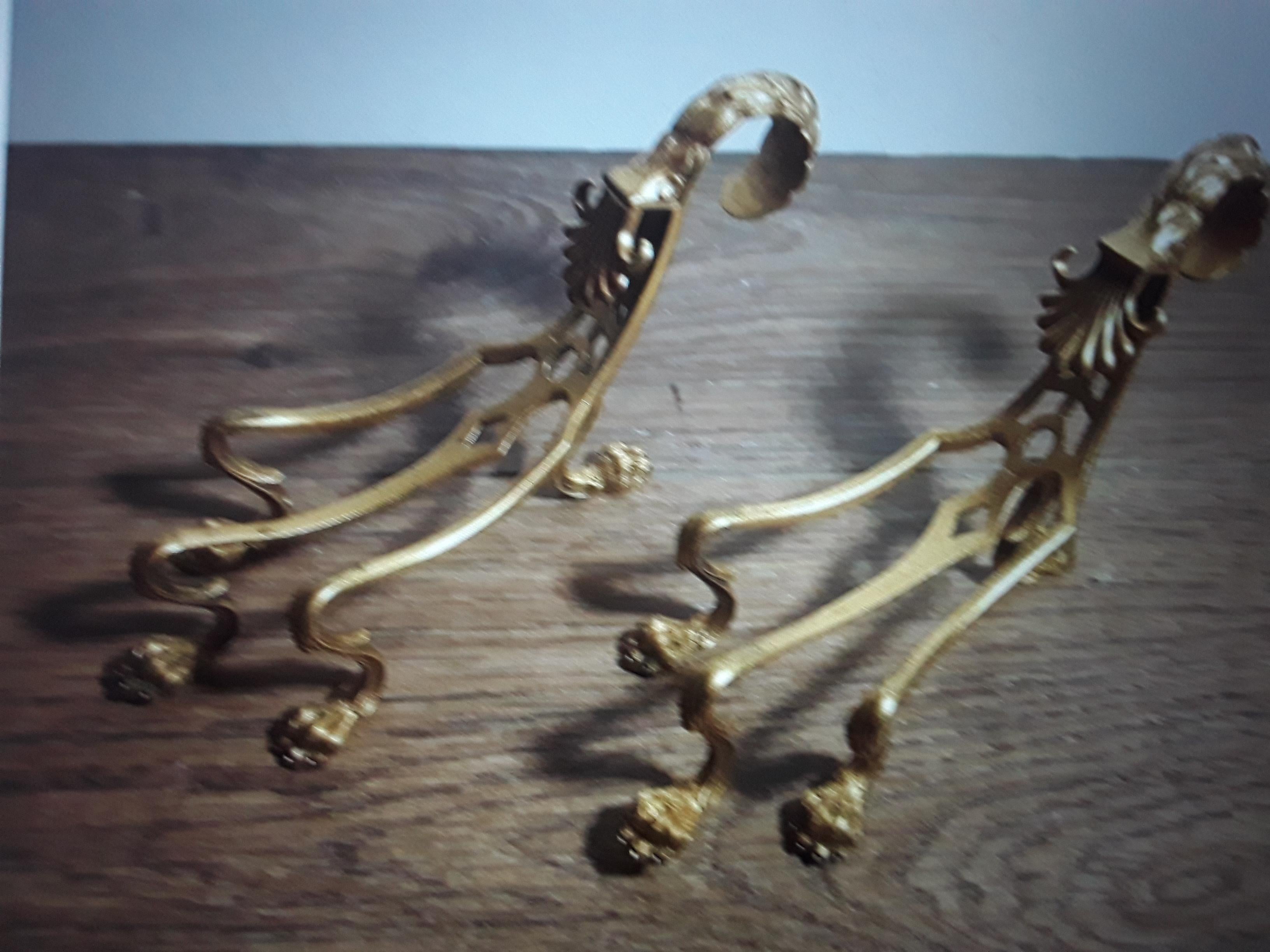 Nous vous proposons une petite paire d'A.I.C. en bronze du XIXe siècle, réalisée par F&C Osler. Signé. Ils sont uniquement décoratifs. Ce sont des objets d'exposition. Collectional.