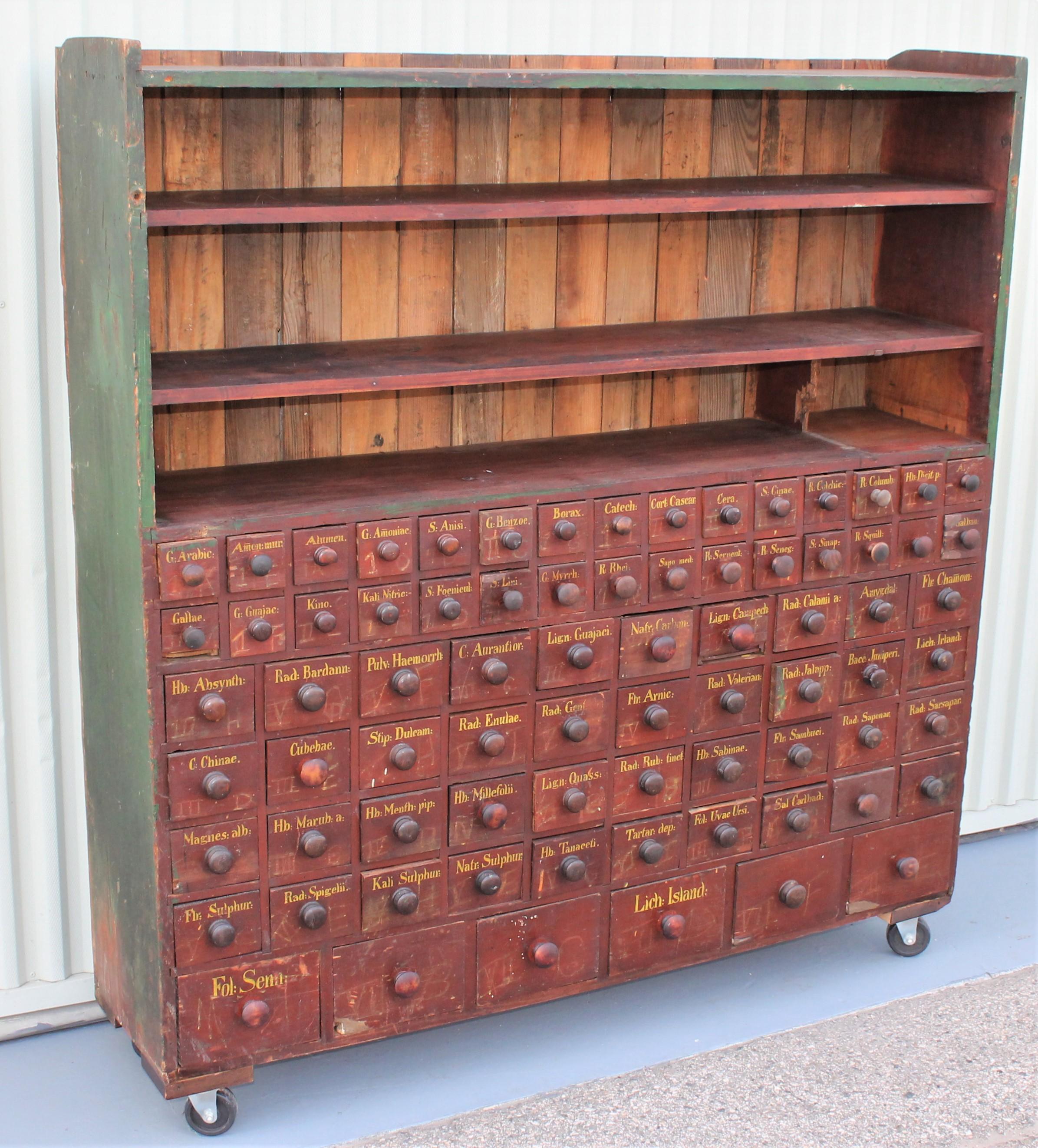Country Armoire d'apothicaire du XIXe siècle en surface peinte d'origine, 86 tiroirs
