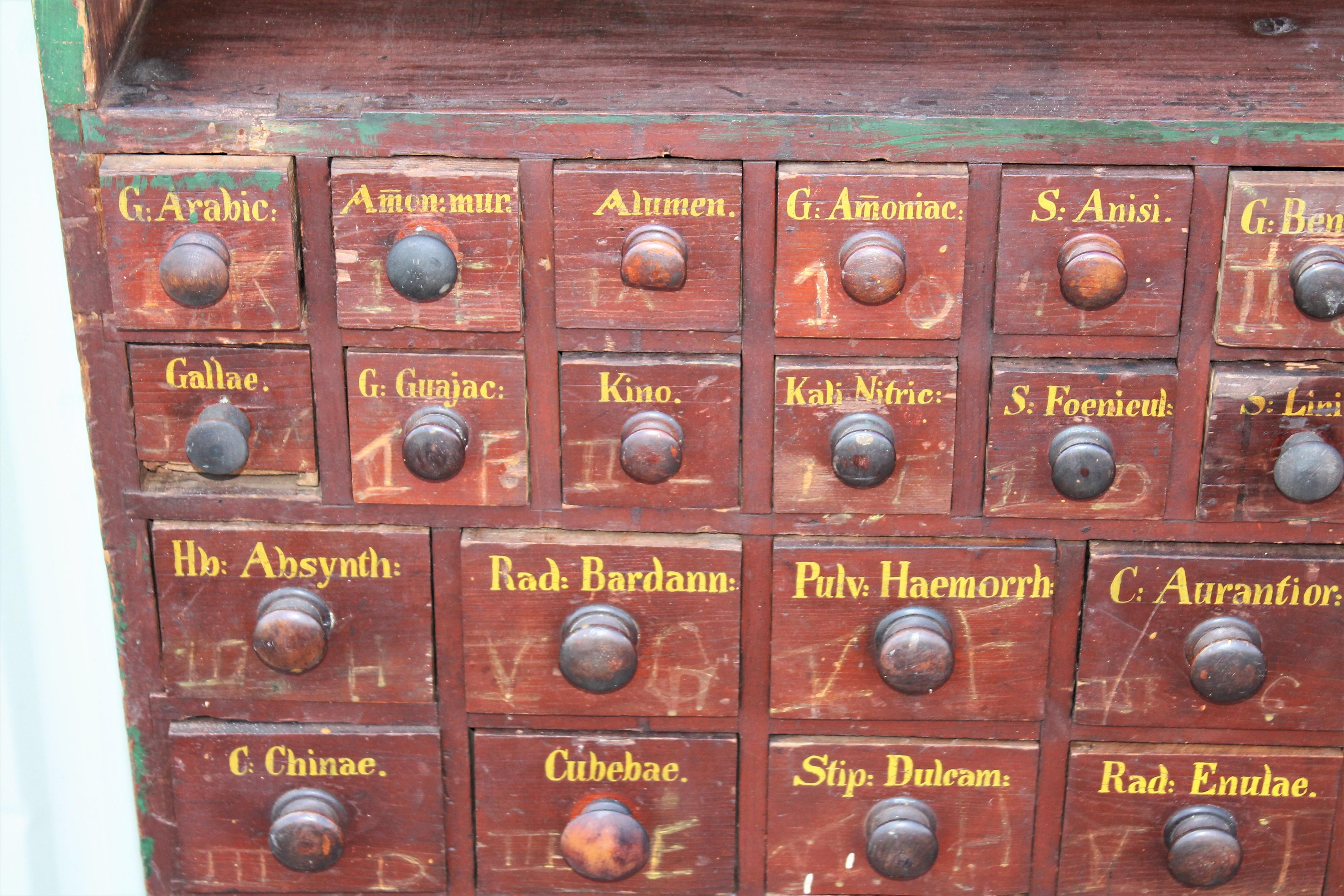 Fait main Armoire d'apothicaire du XIXe siècle en surface peinte d'origine, 86 tiroirs