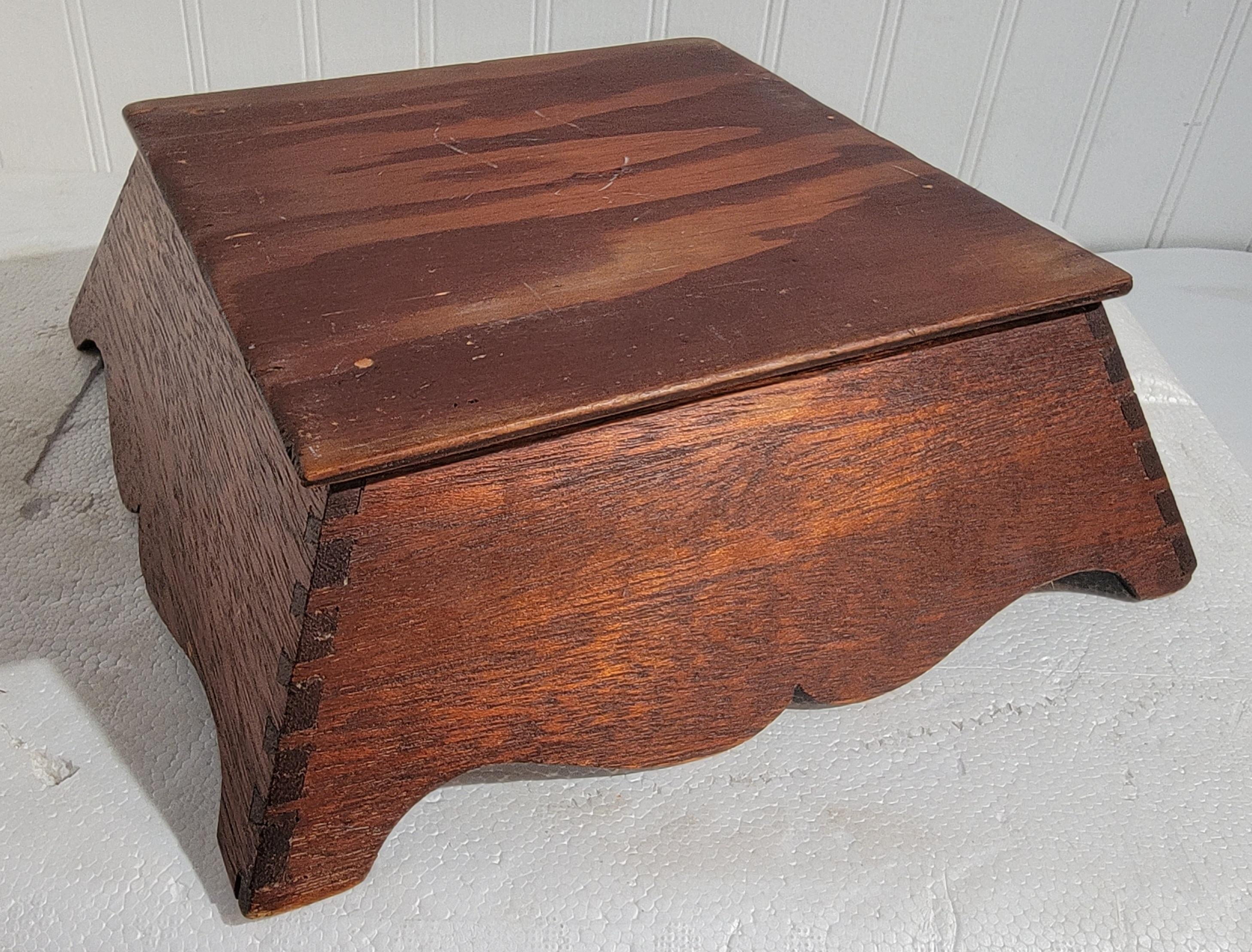 19Thc Vassoio per mele a coda di rondine in noce con 15 mele a nocciolo in ottime condizioni. Venduto come collezione di 15 mele con il vassoio.