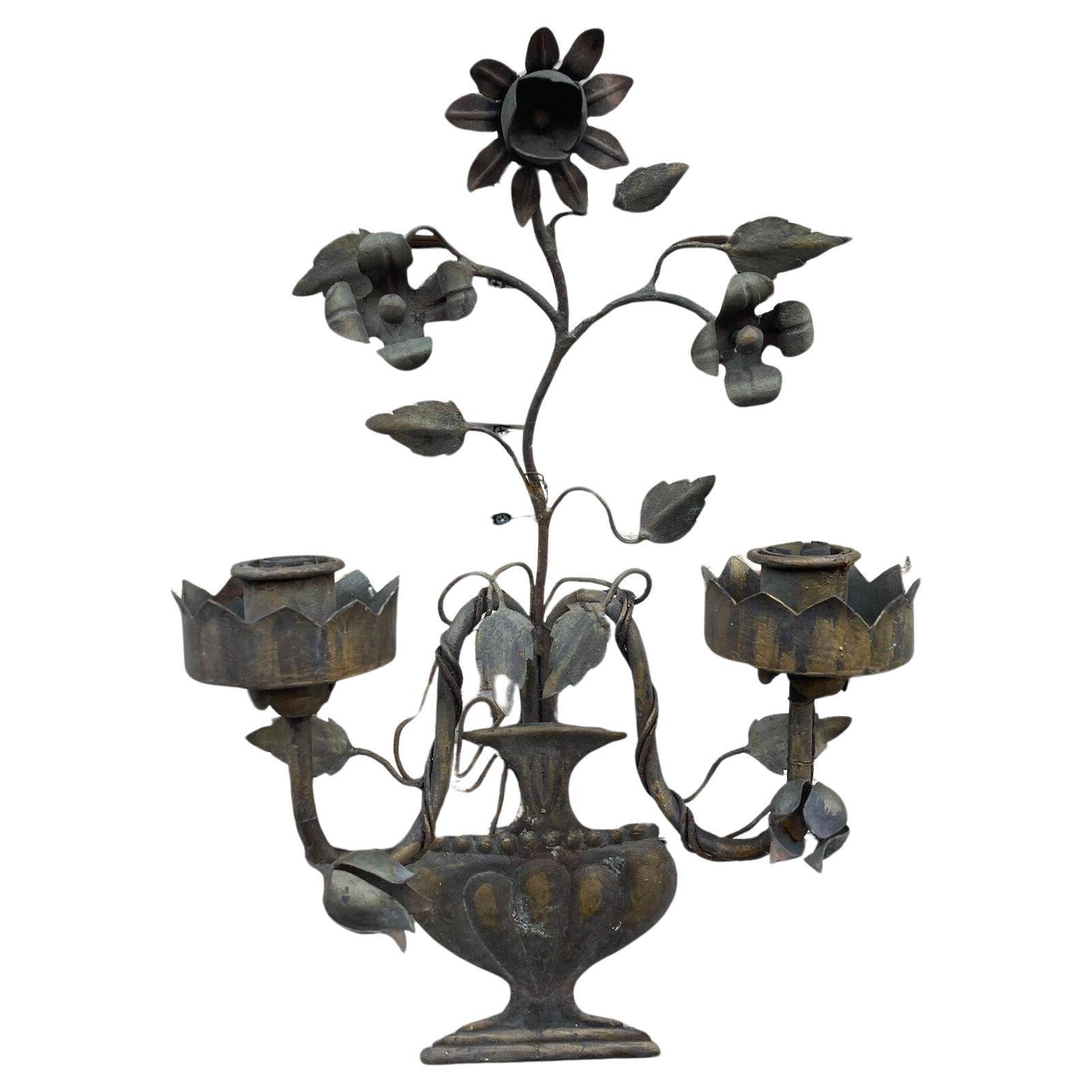 Lampe murale / applique Art Nouveau 19e siècle en fer à 2 lumières avec vase et fleurs par la Maison Bagues