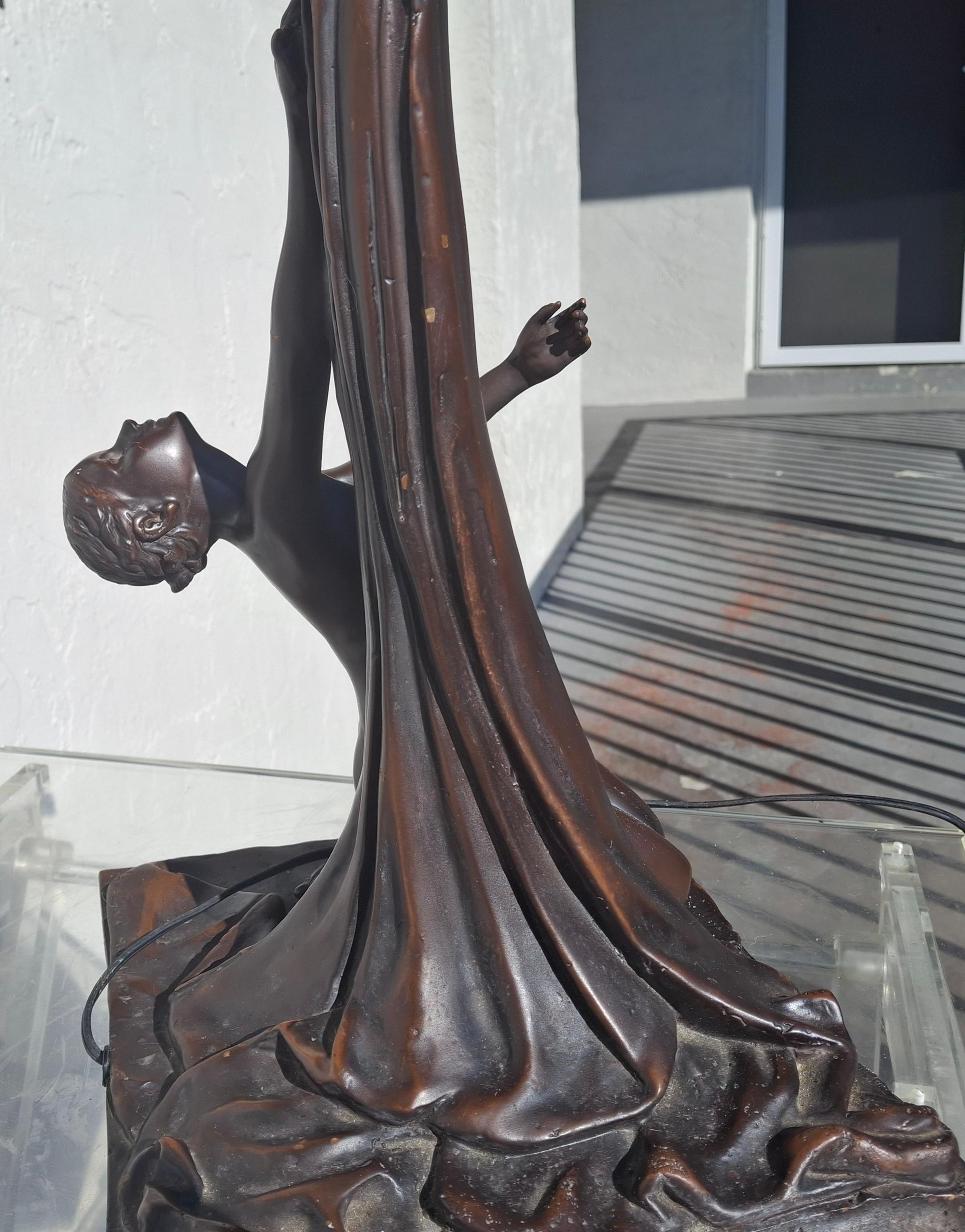 19thc Art Nouveau Large Bronze Sculptural Floor/ Table Lamp by Gustave Gurshner en venta 3