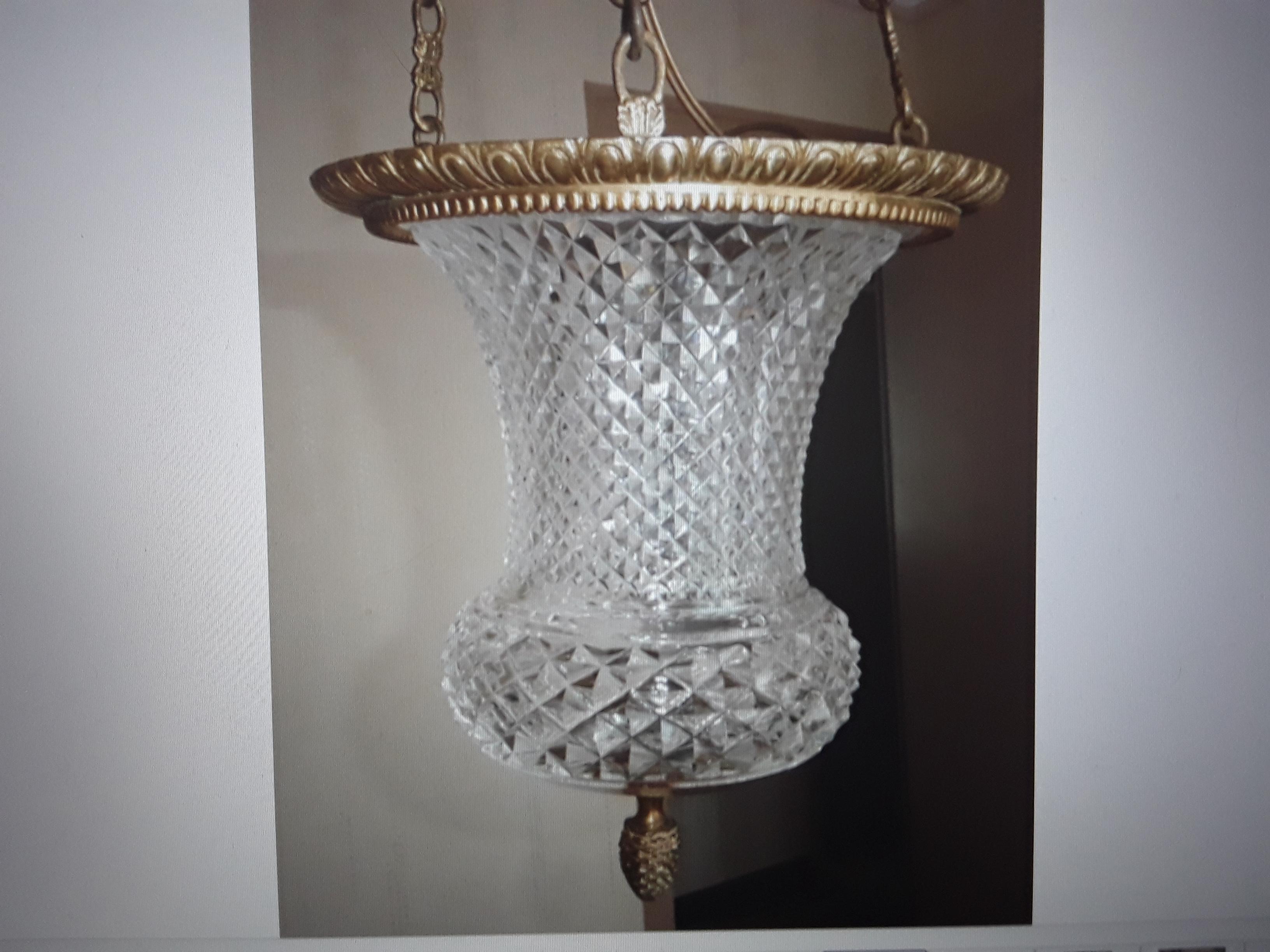 Lanterne en cristal taillé de style Louis XVI de Baccarat, datant du 19ème siècle. Encadrement en bronze doré avec section supérieure en cristal taillé. Cette lanterne est extraordinaire. Très bon état.