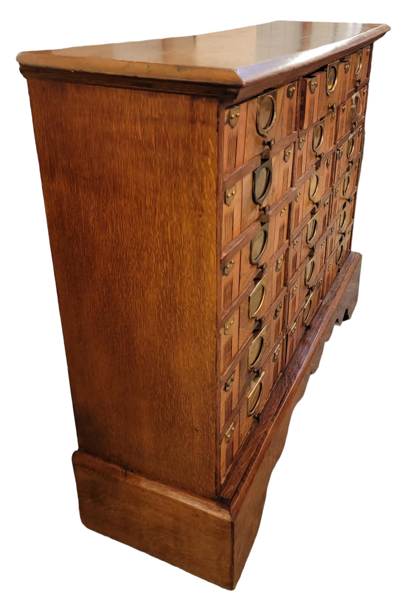 Classeur de banque du 19e siècle avec accents en laiton. Magnifique bois vieilli, belle patine du laiton et des bois environnants. Certains tiroirs portent des noms ou des dates imprimés sur le laiton. Il manque un bouton à l'un des tiroirs.