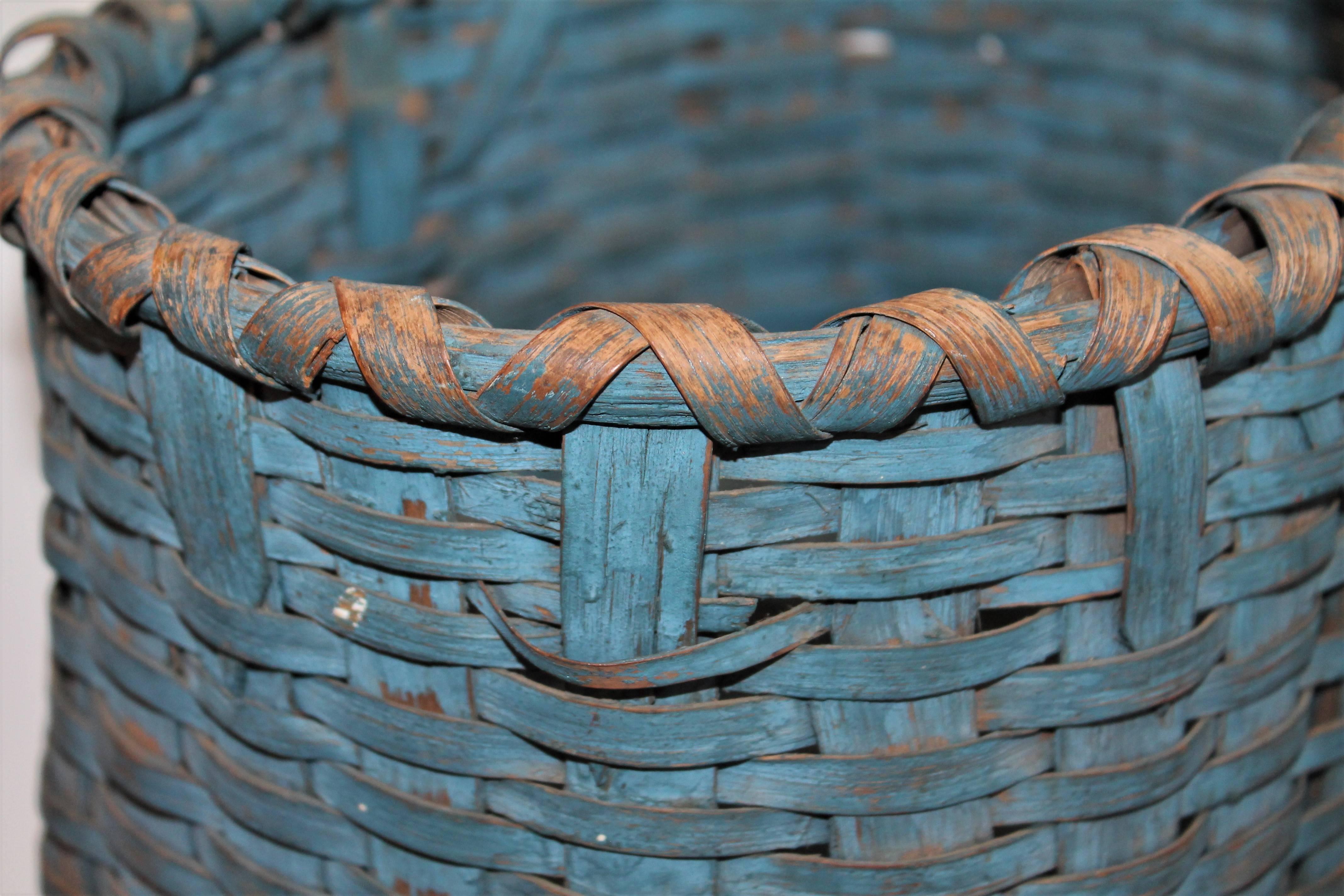 This fine robin egg blue original painted egg basket from New England is in fine condition. This was from a private collection.