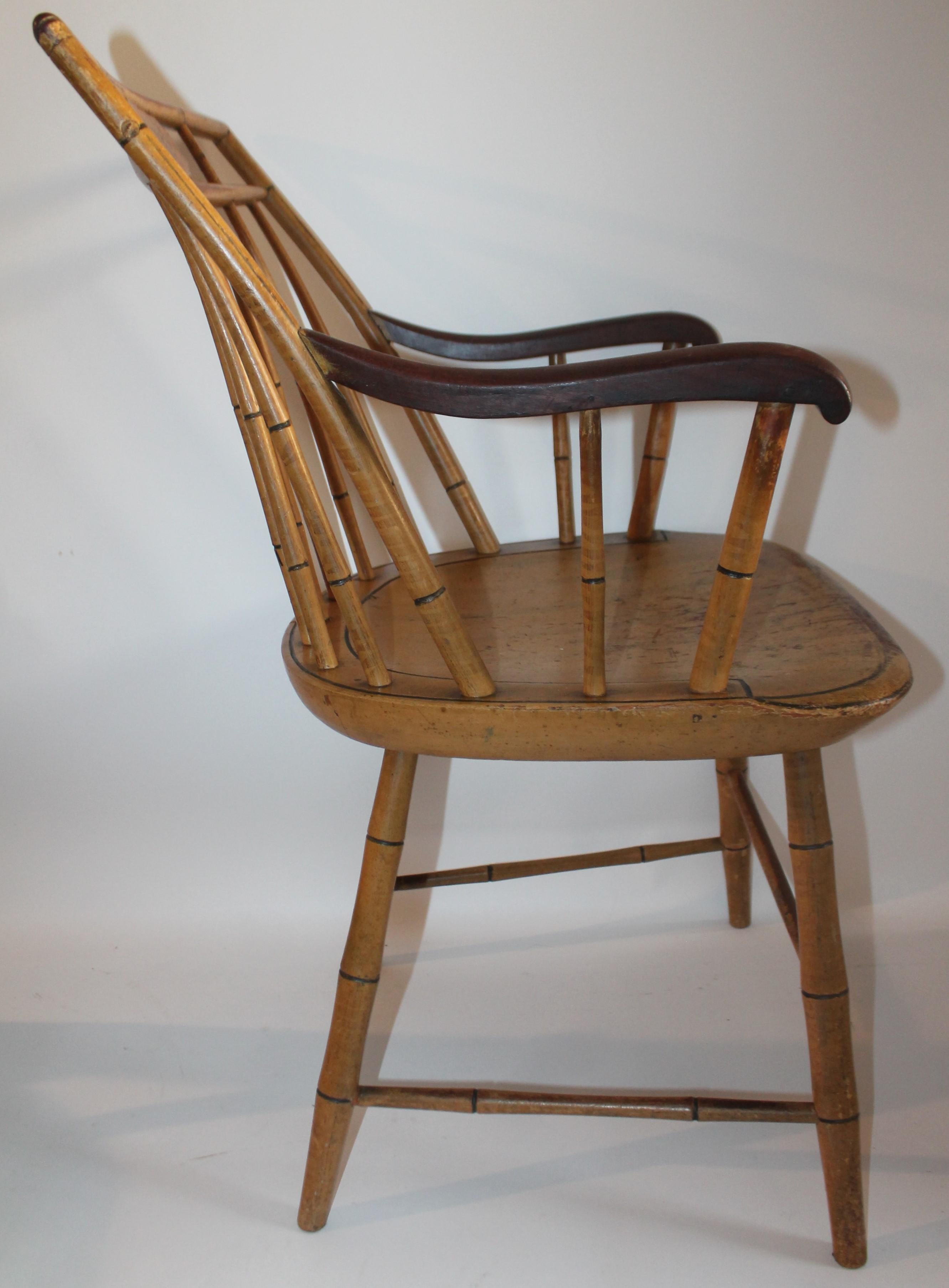 Cet étonnant fauteuil Windsor du 19ème siècle, peint à la moutarde, a une surface merveilleusement intacte et est en bon état. Les bras sont également d'origine et non peints.