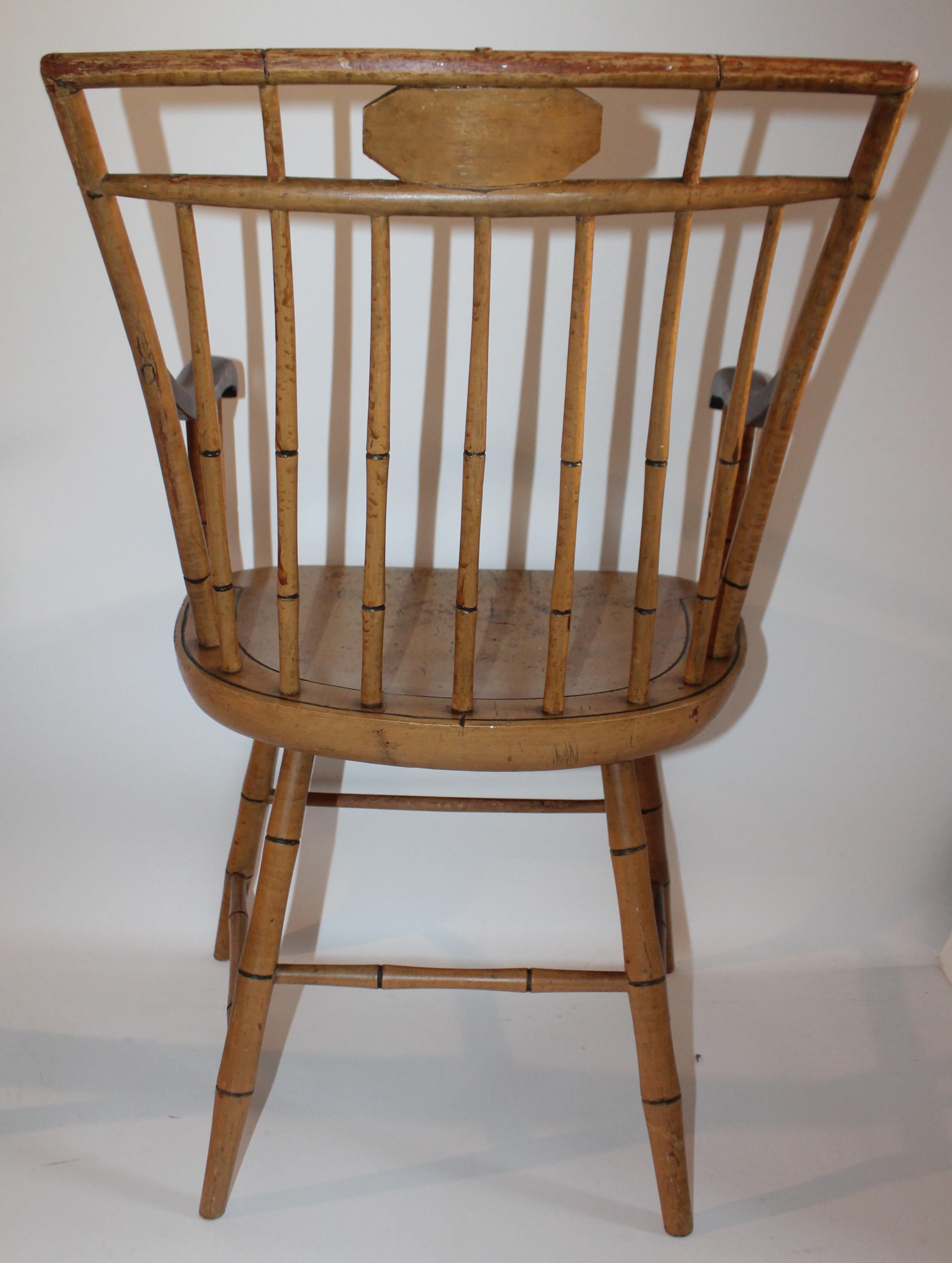 Country fauteuil Windsor à cage d'oiseau du 19ème siècle Surface originale peinte en moutarde en vente