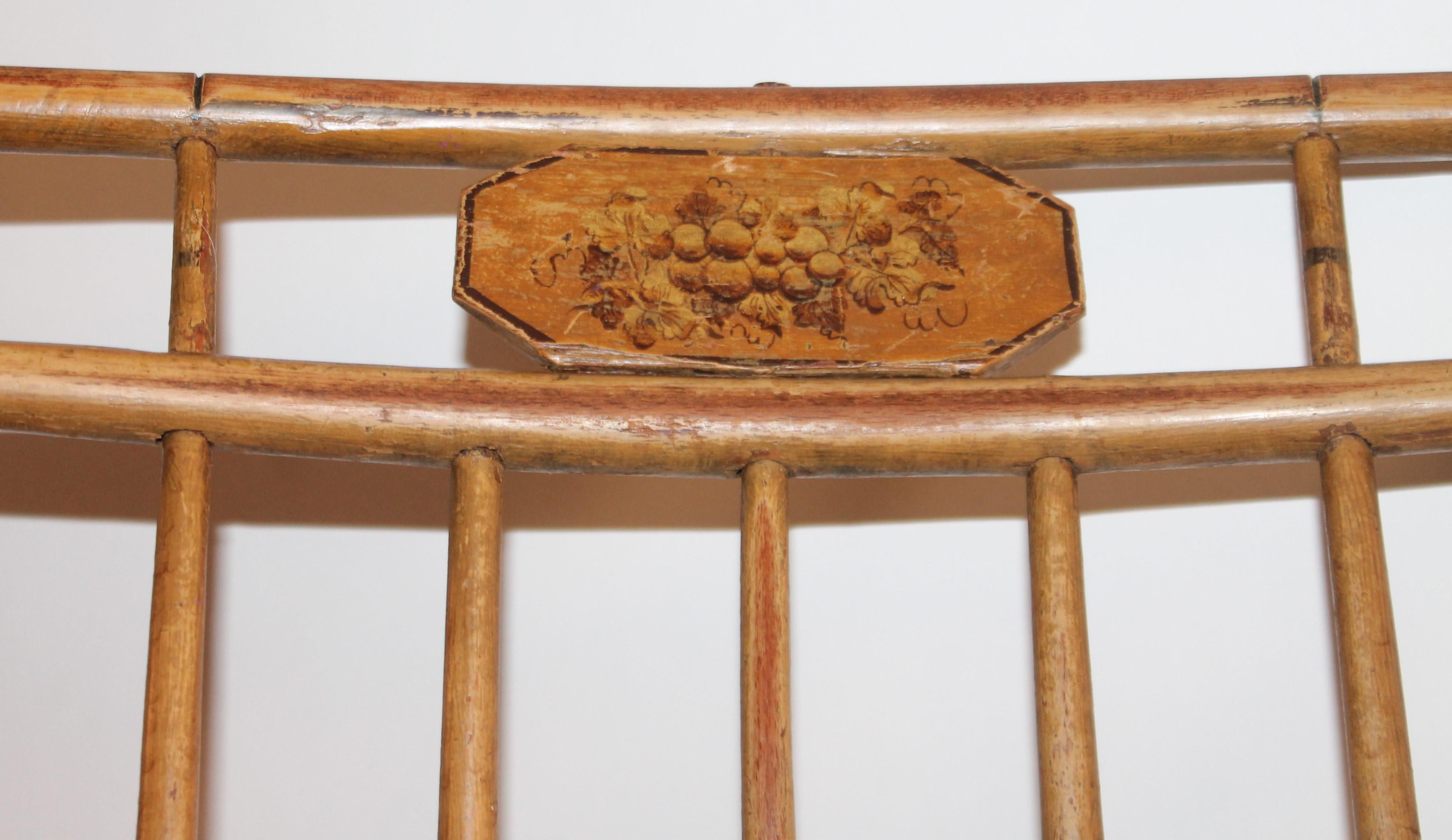 Américain fauteuil Windsor à cage d'oiseau du 19ème siècle Surface originale peinte en moutarde en vente