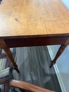 Comodino a un cassetto in acero Birdseye del XIX secolo