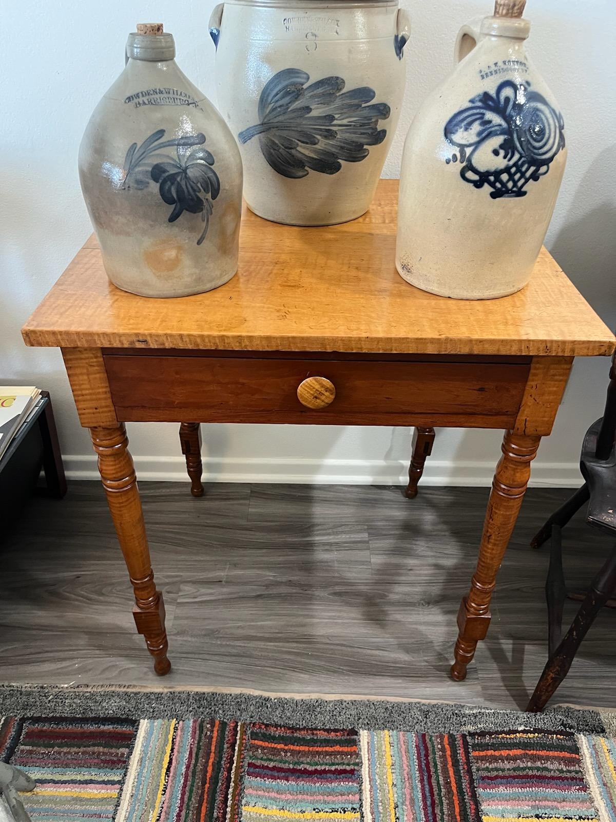 19. Jahrhundert Vogelaugenahorn Ein Schublade Night Stand (Adirondack) im Angebot