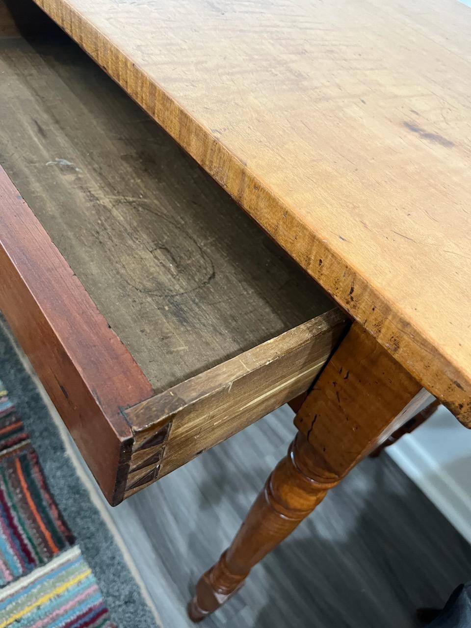 19. Jahrhundert Vogelaugenahorn Ein Schublade Night Stand (amerikanisch) im Angebot